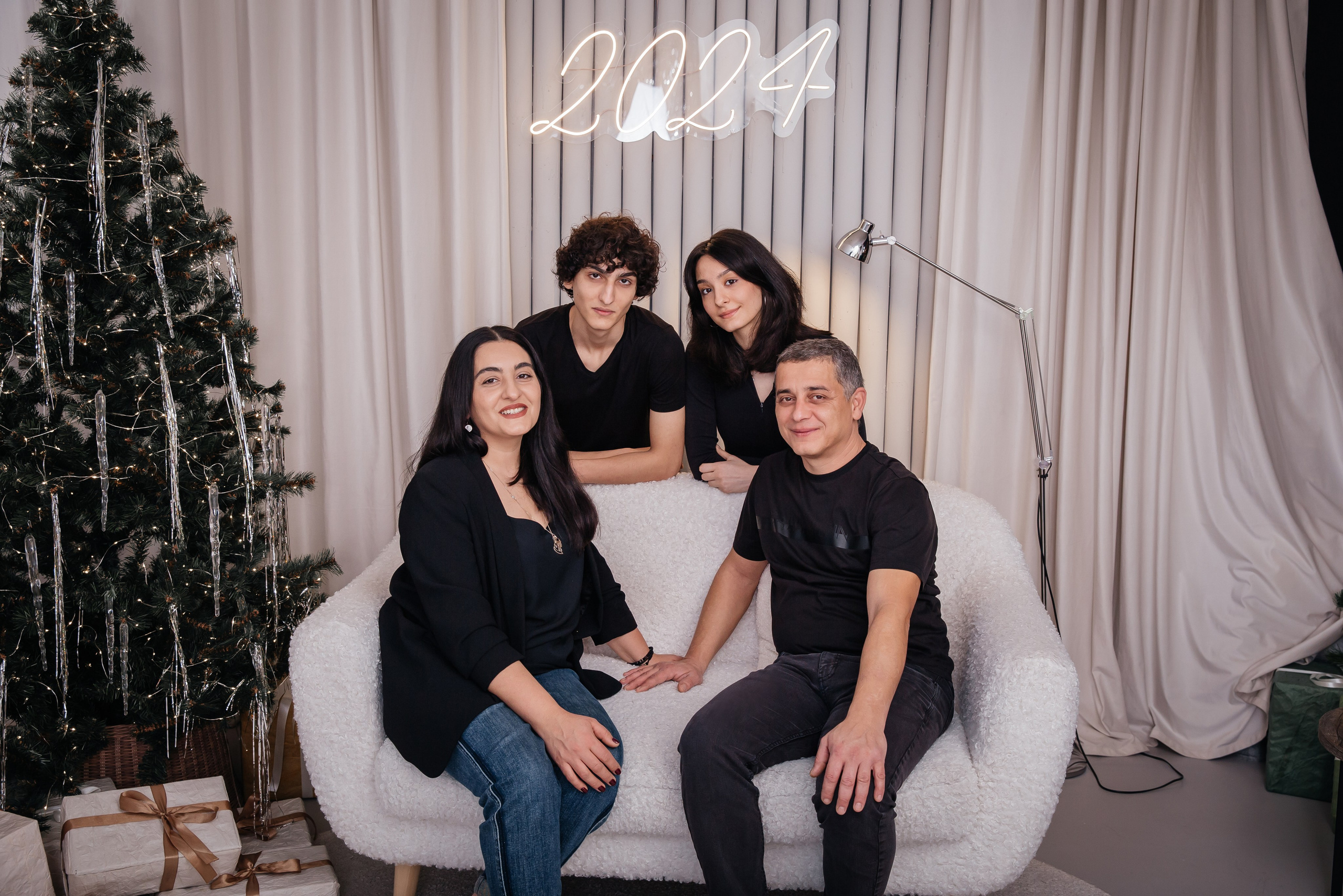 Семейная новогодняя фотосессия. Фотограф Любава Колесник. Выпускные альбомы в Крымском районе