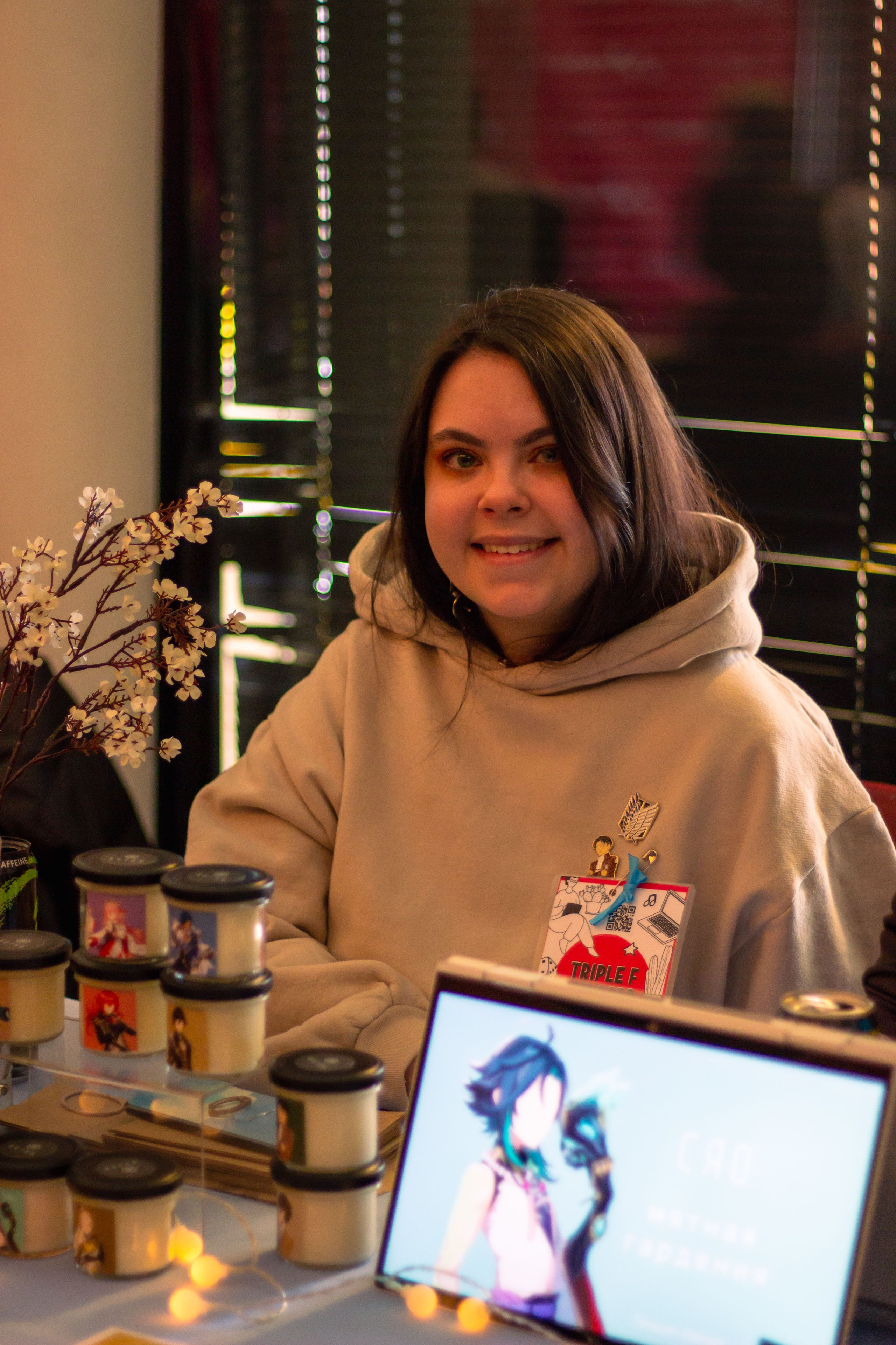 Девушка продаёт духи на маркете