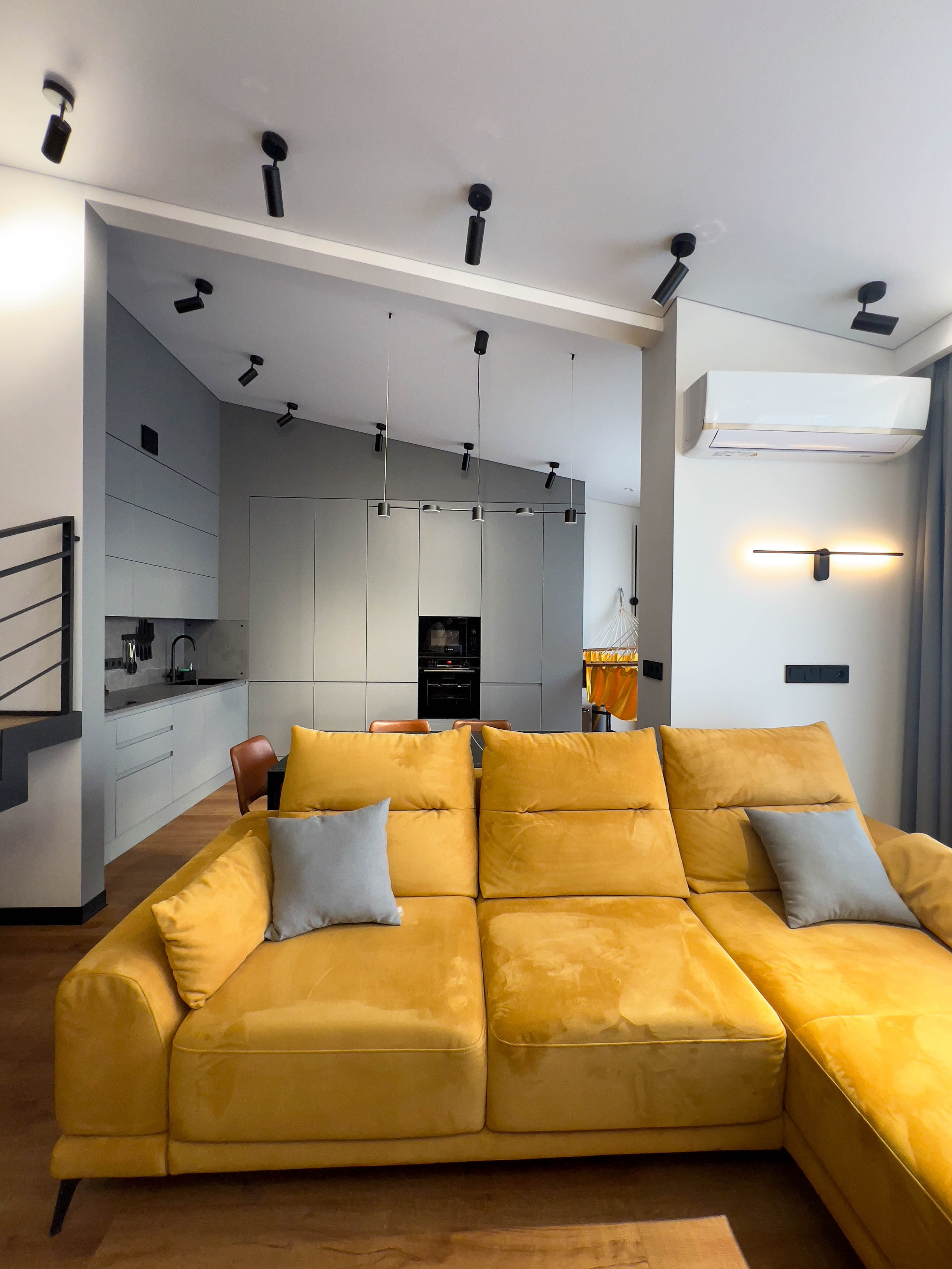 The apartment is on two levels. Fotograf Dmitrii Donets