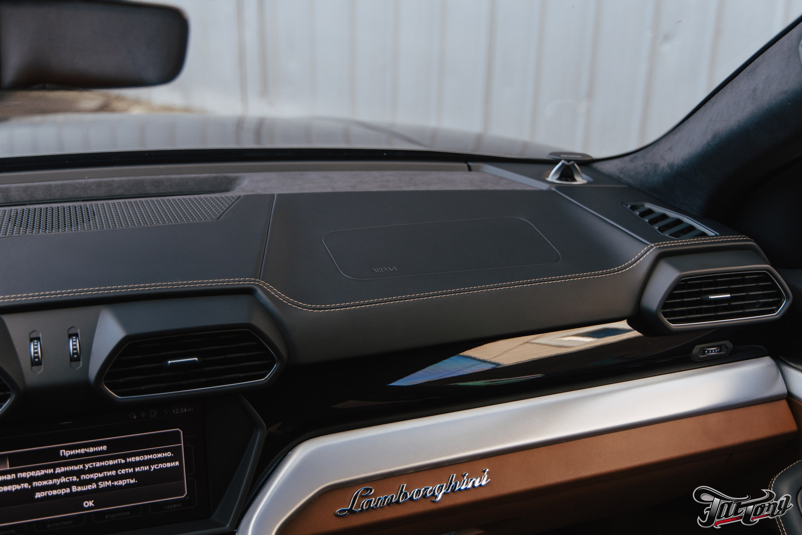 Lamborghini Urus перешив поврежденных элементов салона, окрас капота и деталей. DeLorein