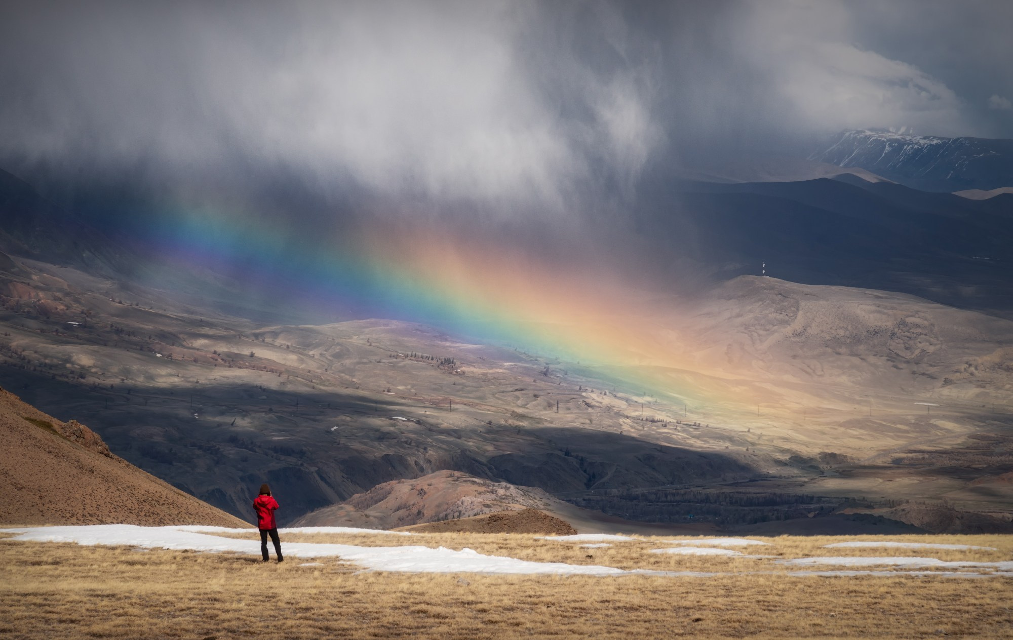 Курайский хребет, радуга и ретранслятор. На склонах Суккора еще лежит снег. Кош-Агачский район, май 2024