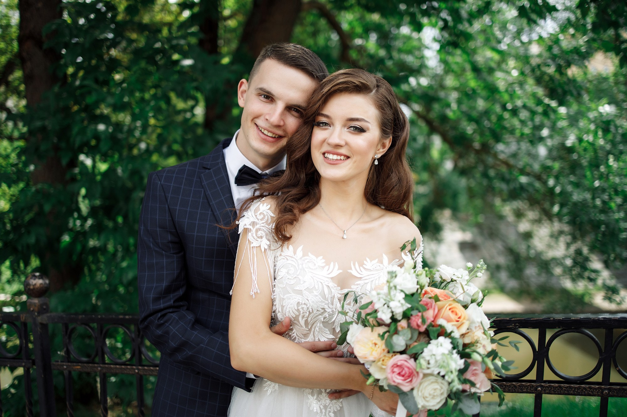 Молодожены крупным планом прижались к друг дружке в парке возле Успенского собора в Витебске