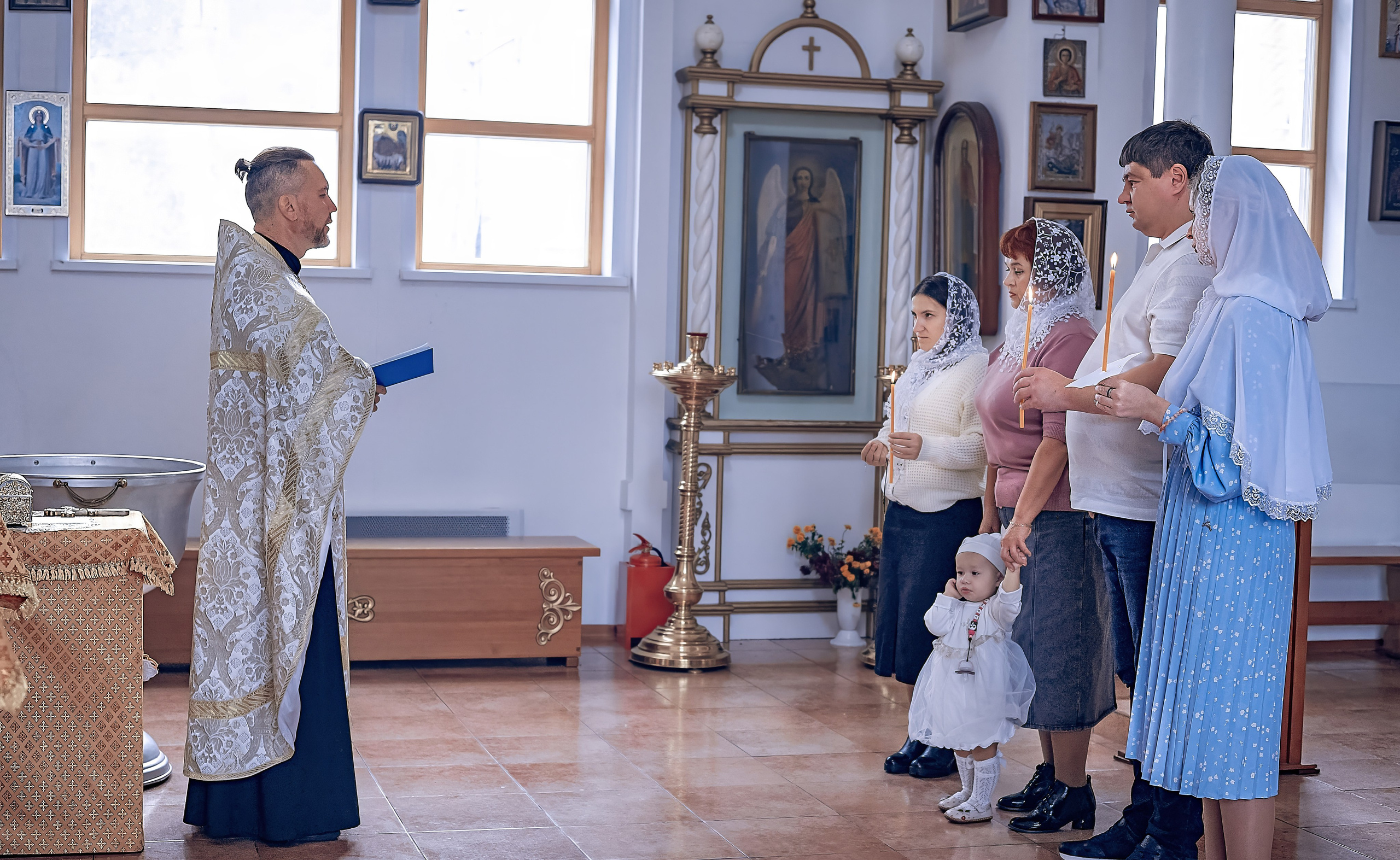 Крещение Алины в Трехсвятительской церкви Красноярск. Фотографы крещения/венчания  Красноярск Татьяна и Вячеслав Переваловы