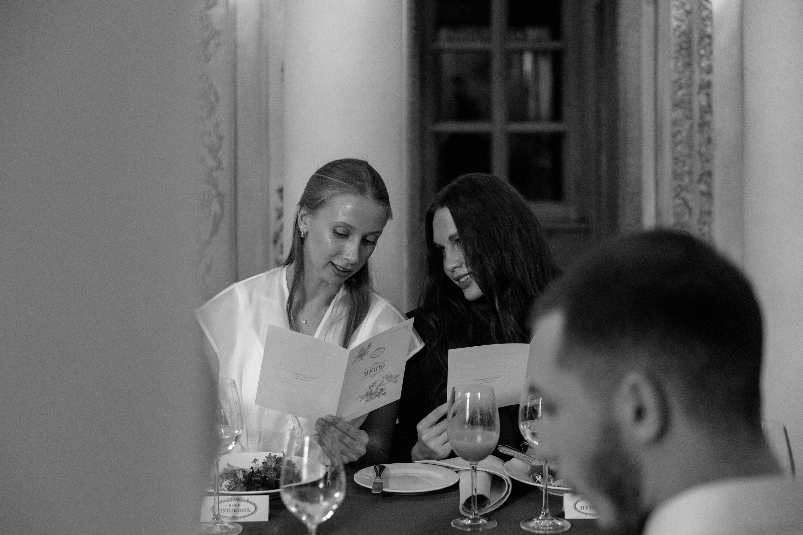 Роспись в Кутузовском ЗАГСе, фотосессия в Пушкинской библиотеке и банкет (семейный ужин) в ресторане «Кафе Пушкинъ». Свадебный фотограф в Москве Полина Лелетко