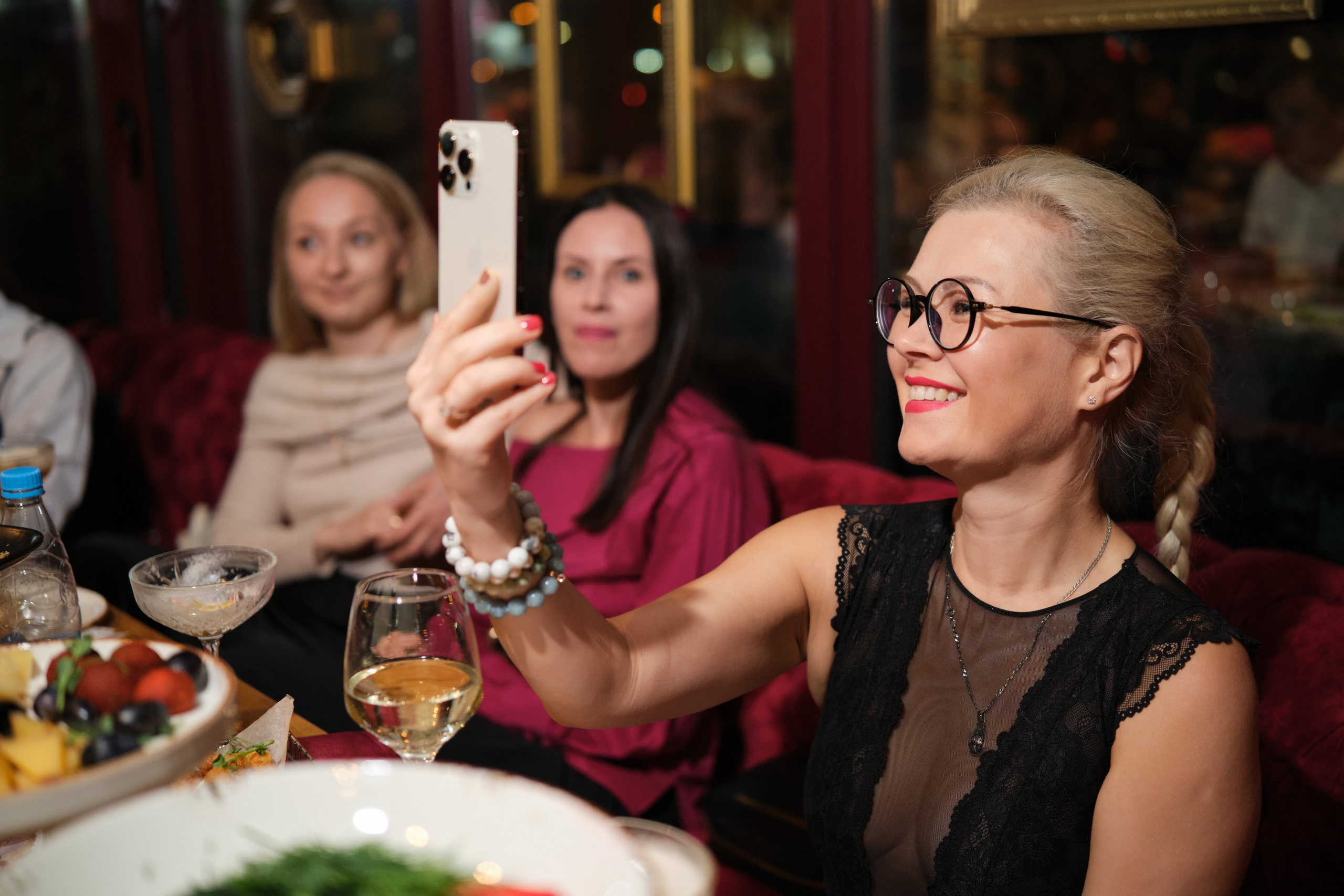 День рождения Наталии в гастропабе Особняк. Репортажный фотограф Дмитрий Литвинский. Минск, Беларусь, мир