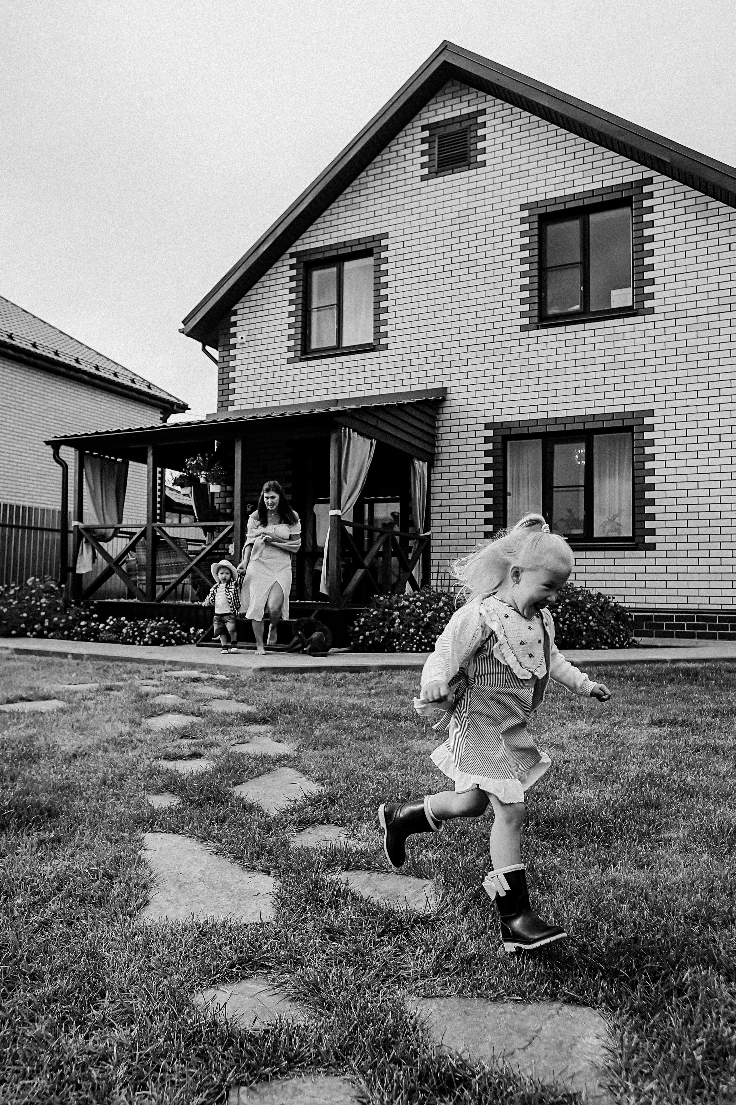 У дома. Семейный фотограф Тюмень, фотограф на роды Салмина Мария