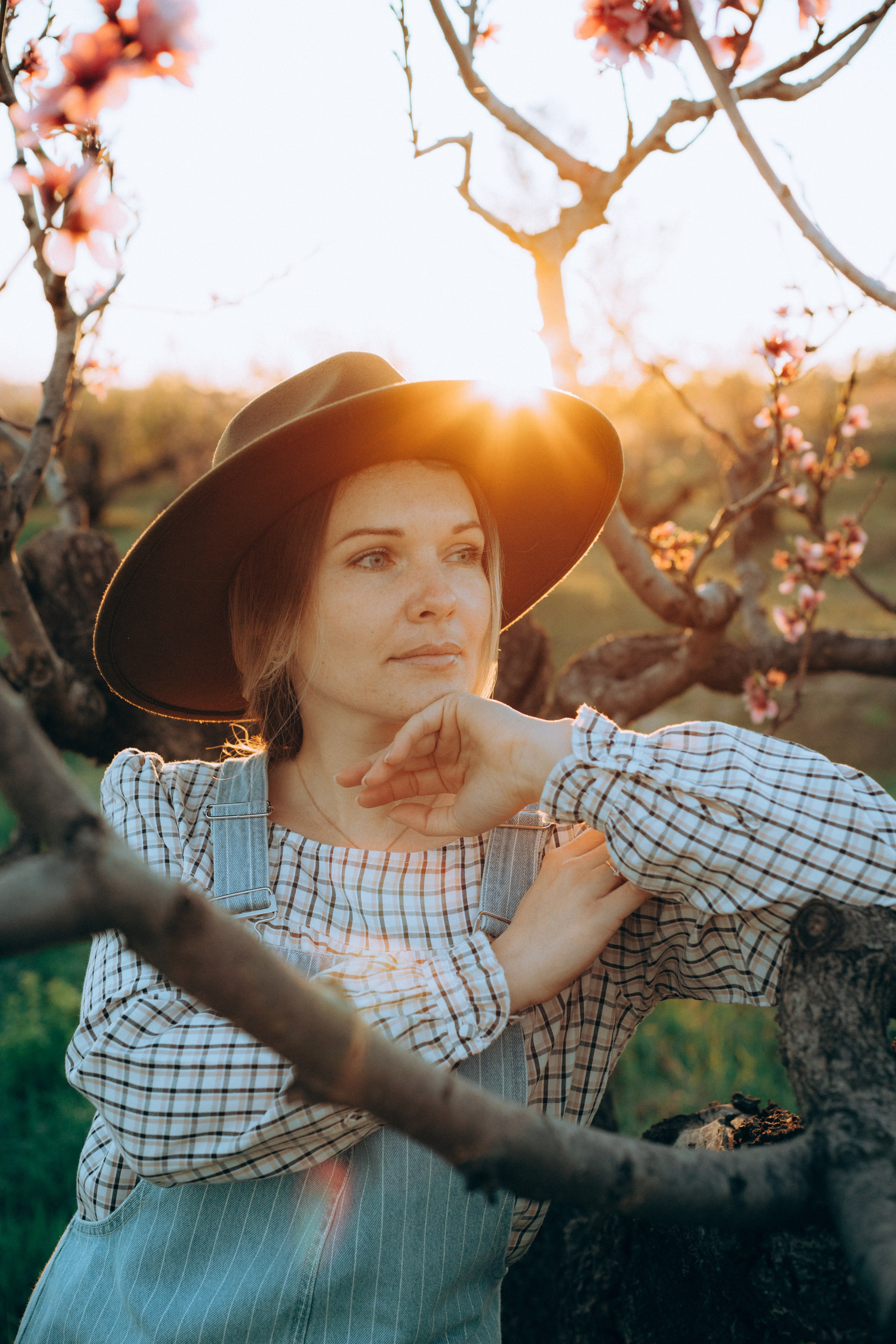 Женская фотосессия в персиковых цветениях. Портретный свадебный фотограф Крым | Евгения Щитенко