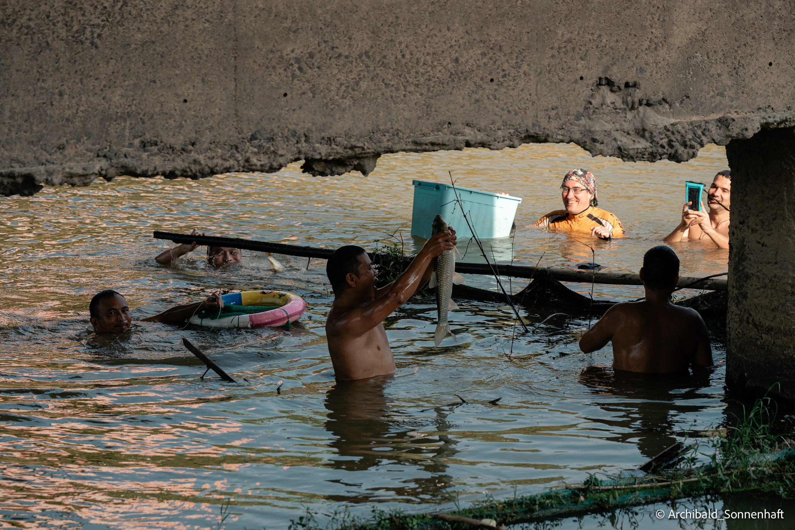 Weekend kayaking trip. Photographer in Guangzhou, China. Archibald Sonnenhaft