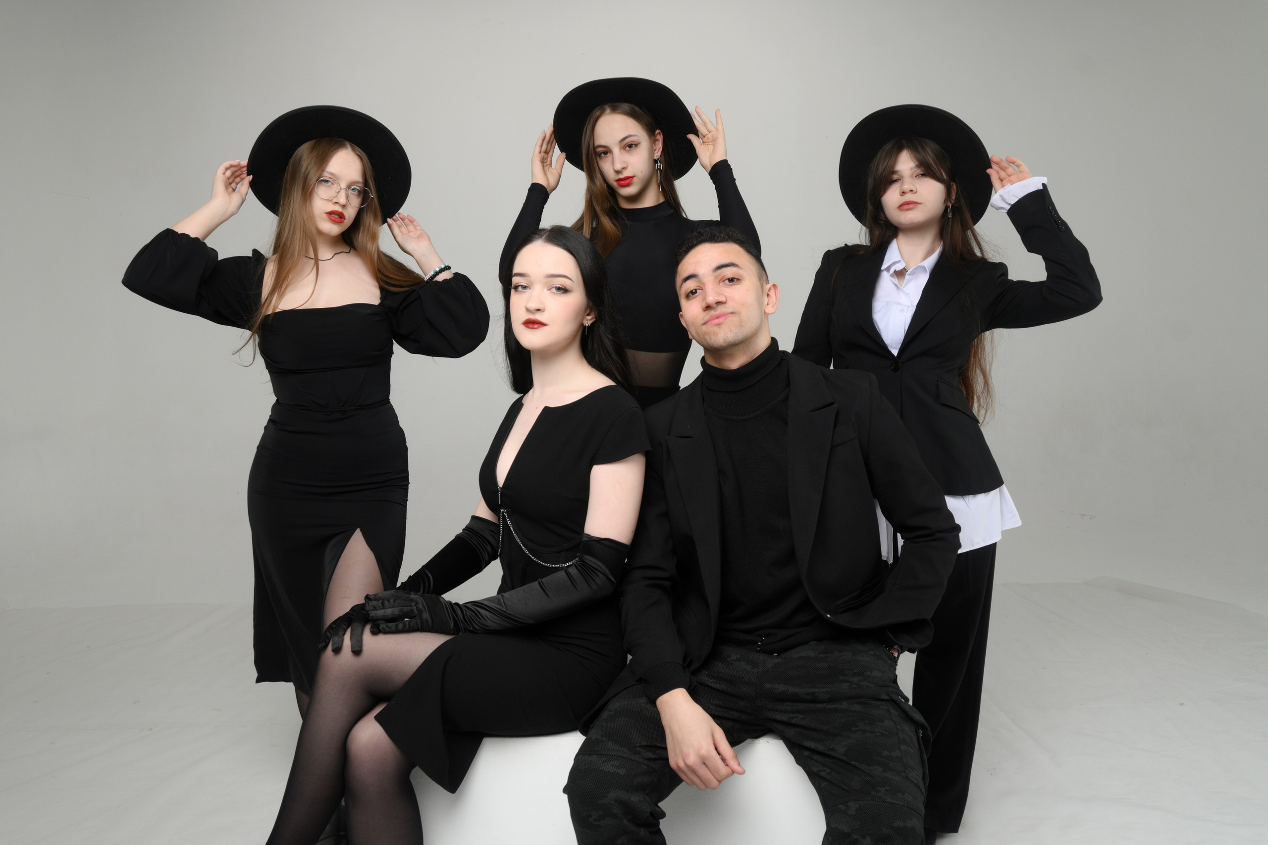 Групповой портрет в студии с шляпами