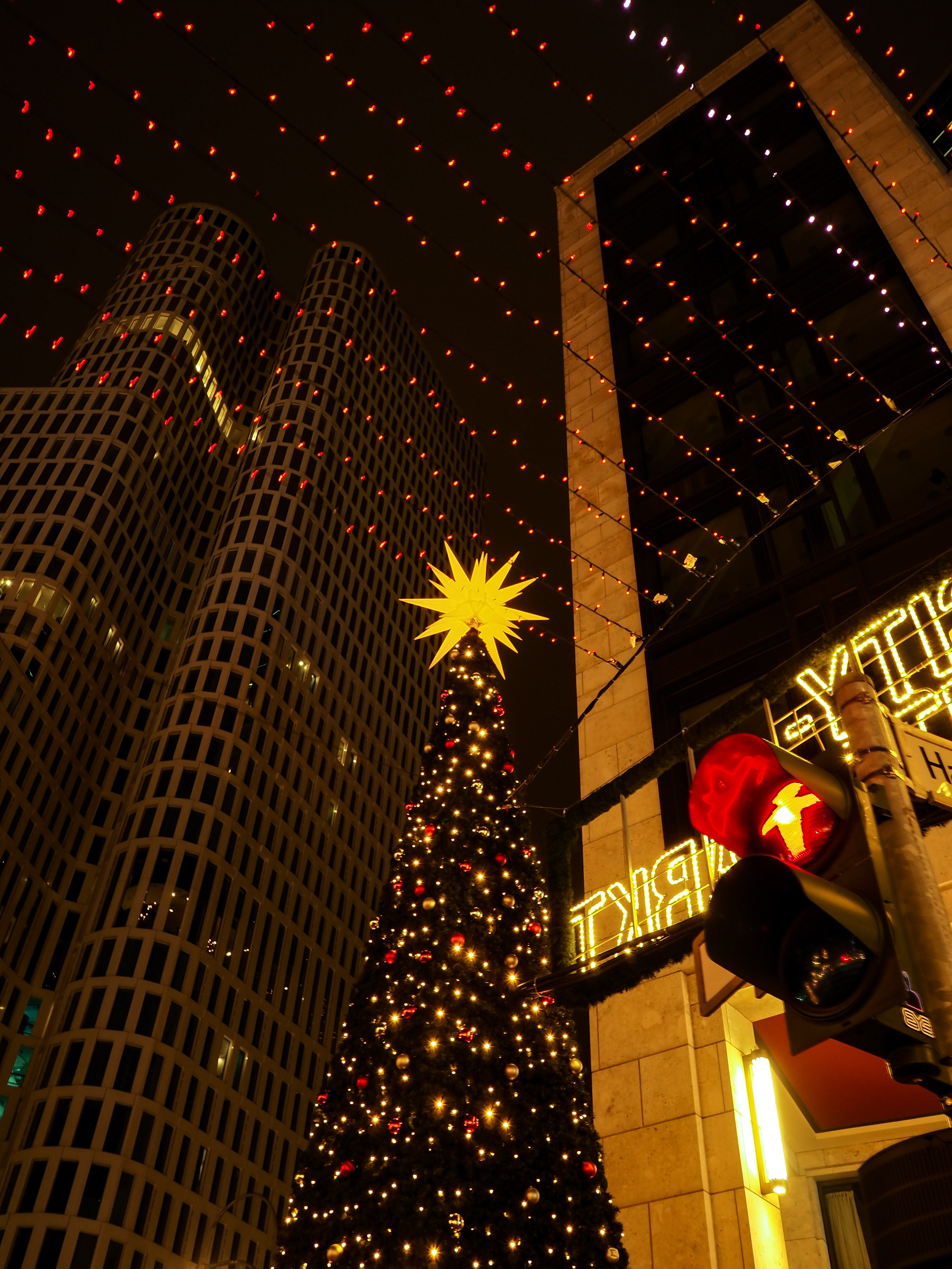 Как украшают Берлин, ночной Берлин, новый год в Берлине, новогодняя елка в Берлине, рождественская ель в Берлине, улица Курфюрстердам в Рождество 