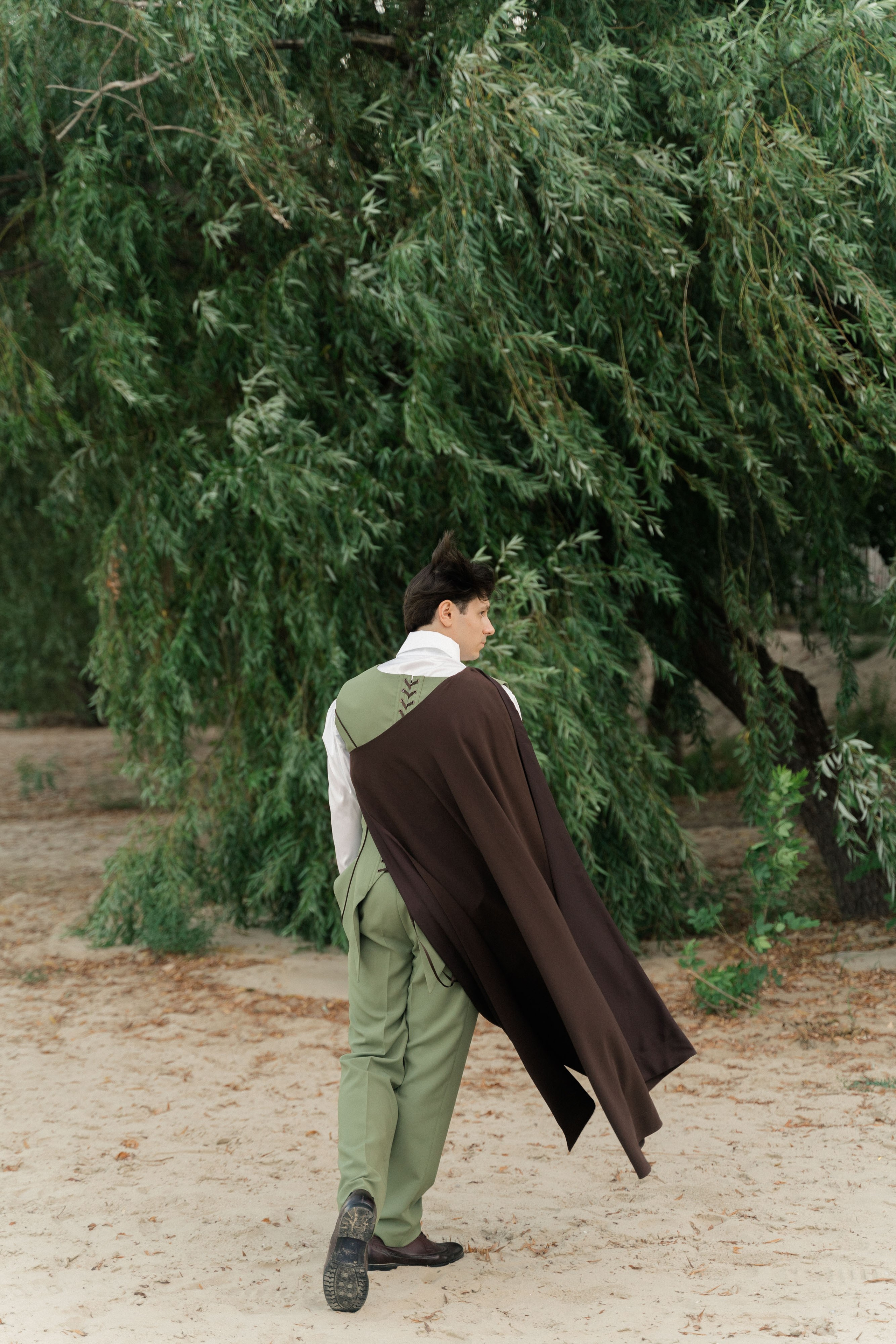 свадебная фотосессия жениха   на берегу реки Дон 