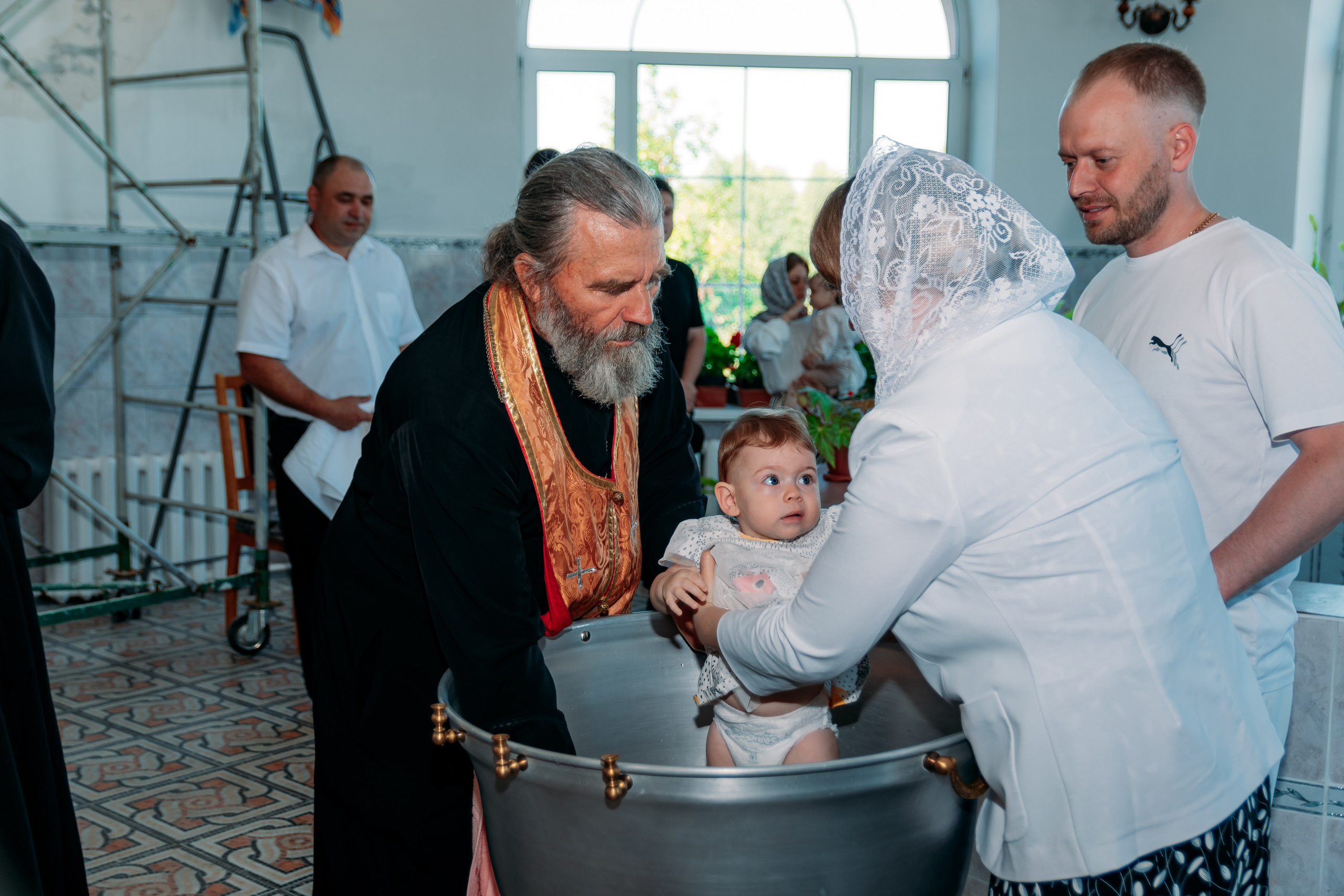 Таинство крещения. Фотограф Алёна Царькова. Киселевск