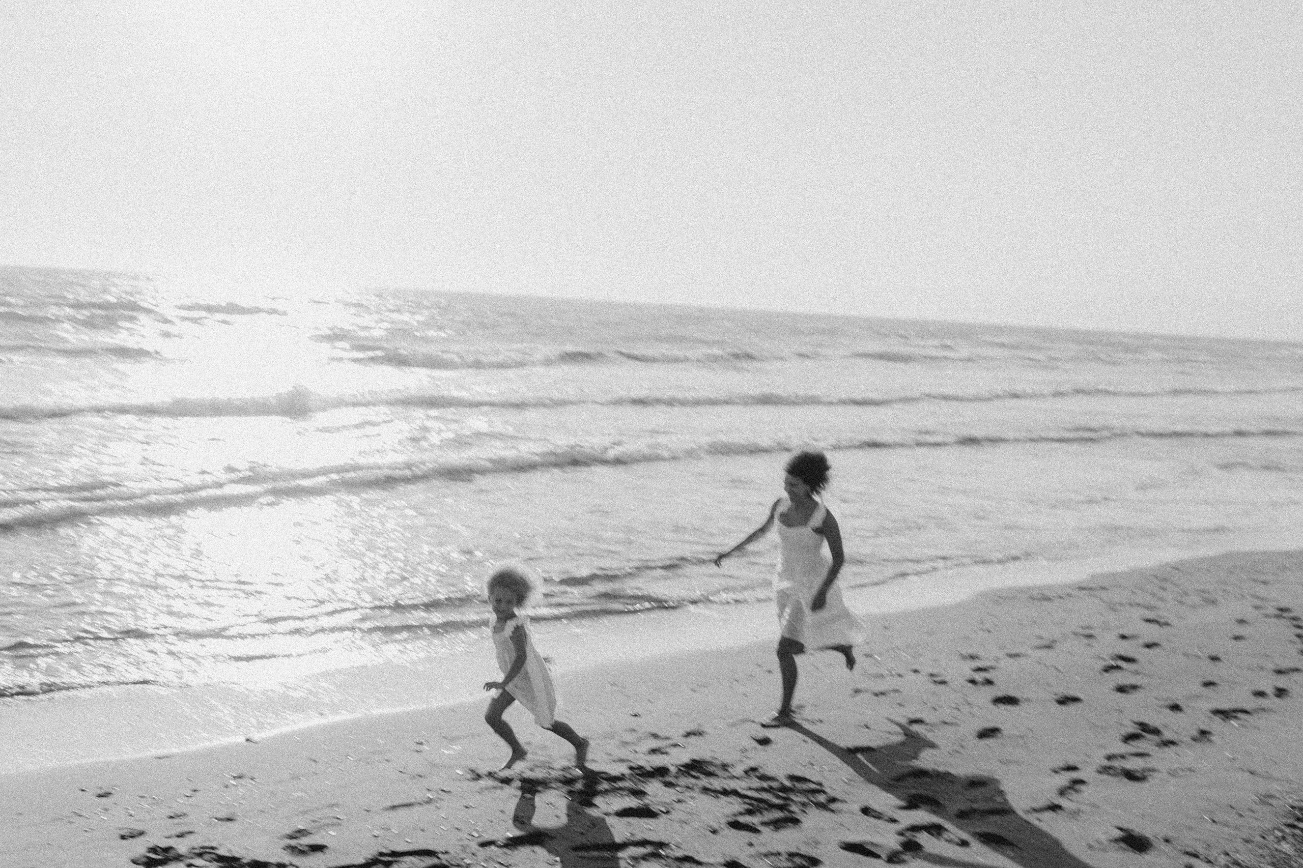Sandy toes and family smiles. Katerina Nord | Wedding and Couple Photographer in Germany and Europe