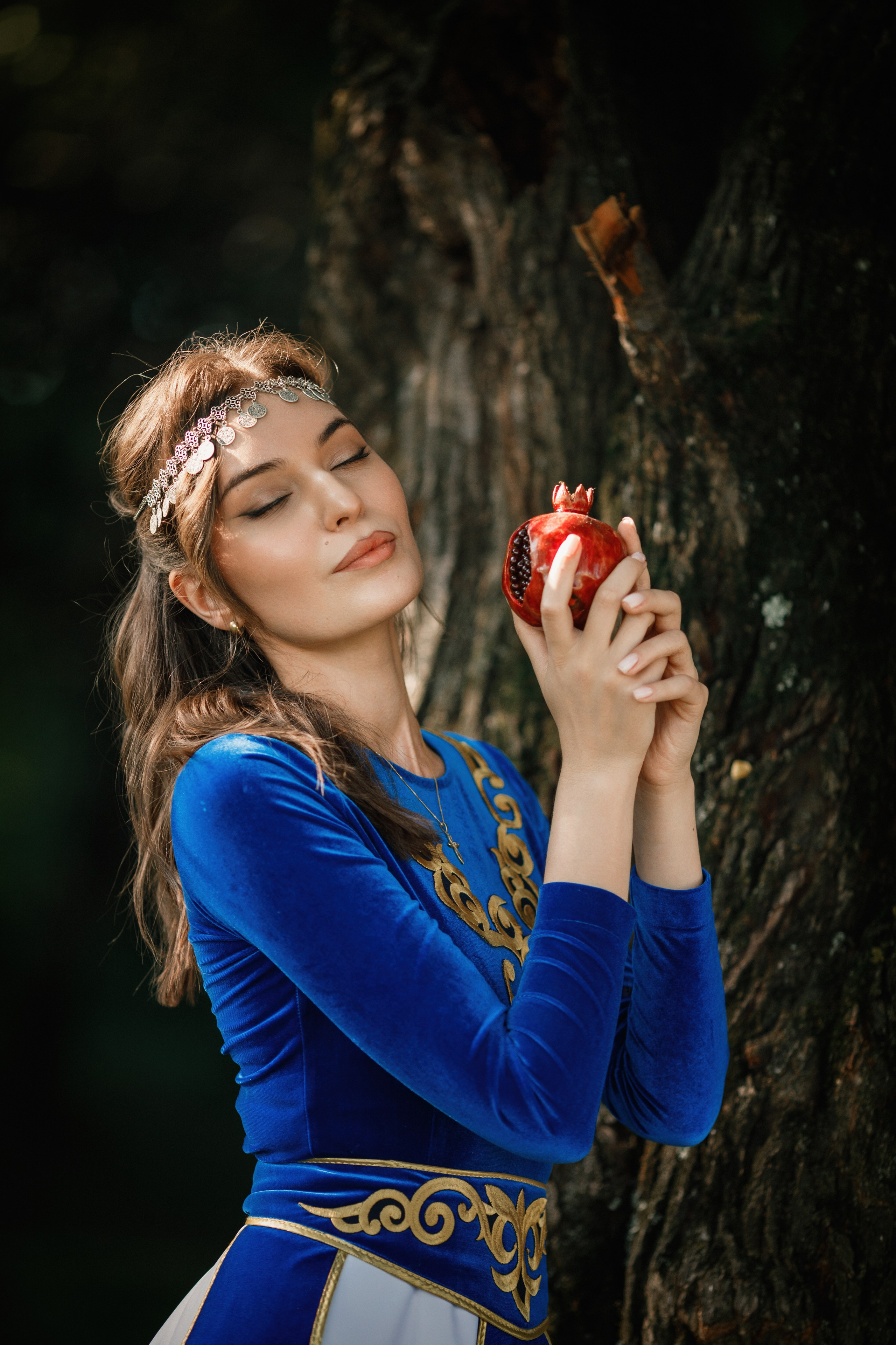 Индивидуальная фотосессия в горах, в армянском национальном платье. Фотограф во Владикавказе Юрий Геворгизов