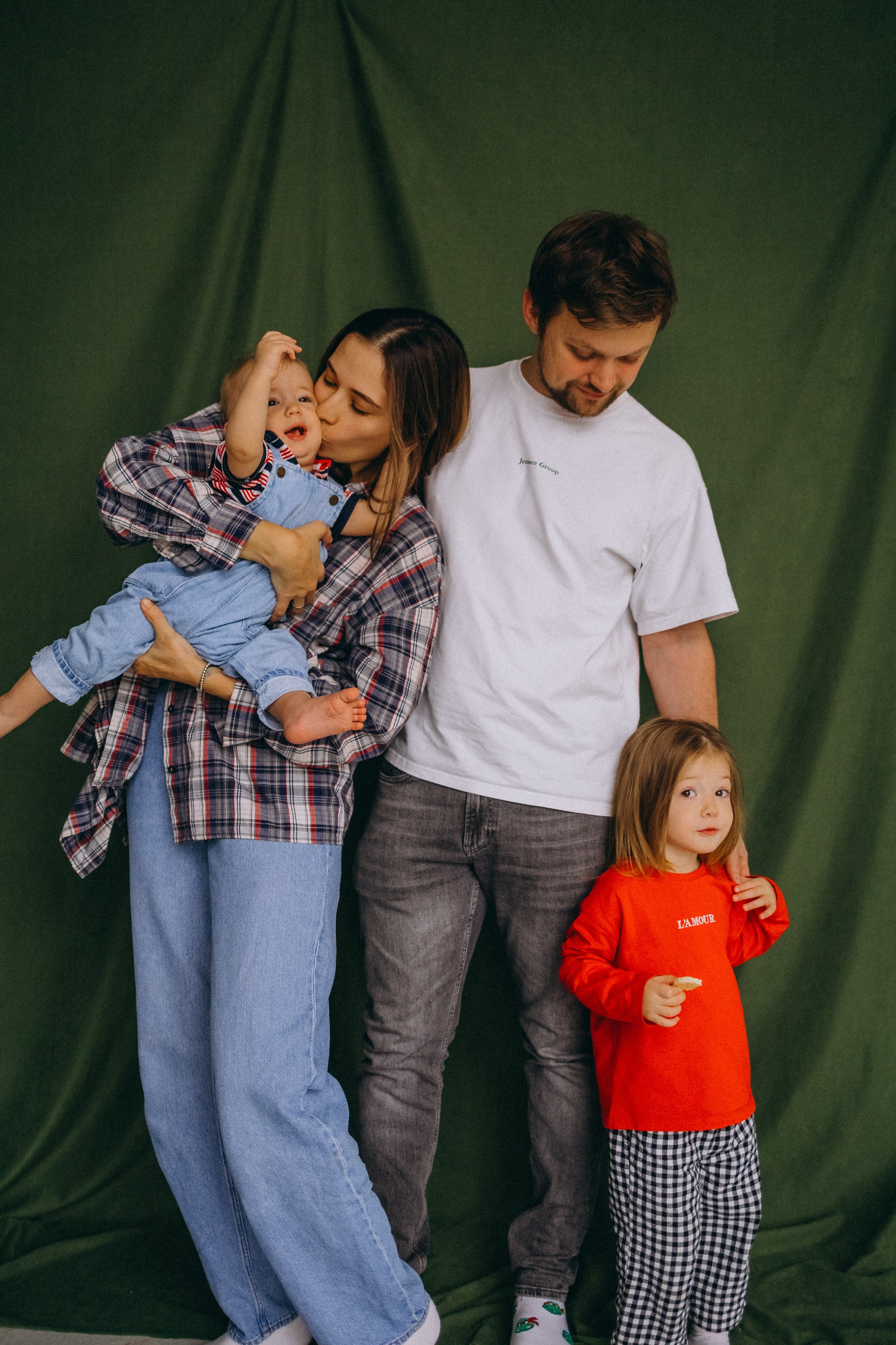 Василя, Леша, Полина, Тема. Главная