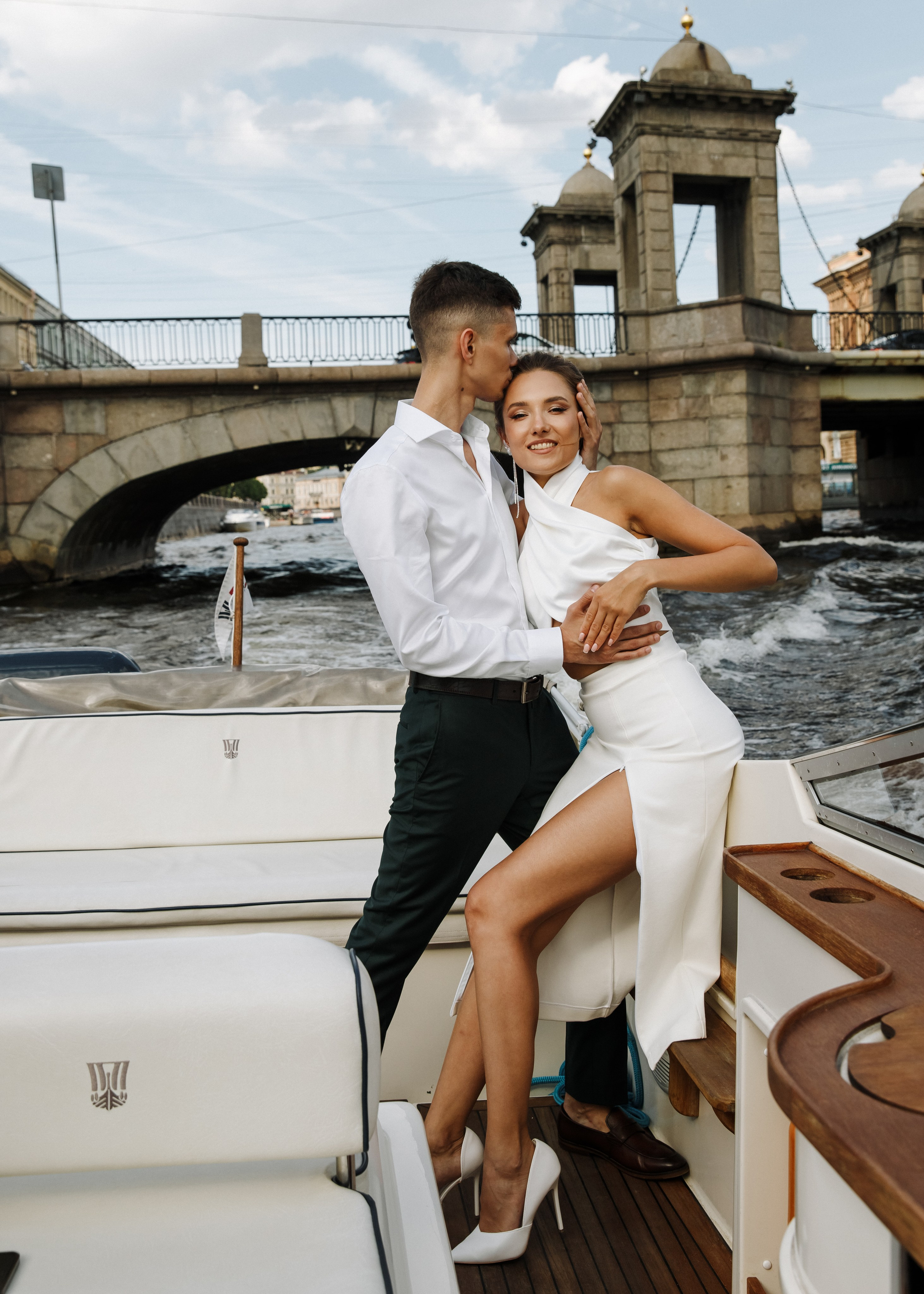 Оля и Андрей — свадебная фотосессия на катере. Свадебный и портретный фотограф в Санкт-Петербурге Анна Демьянова