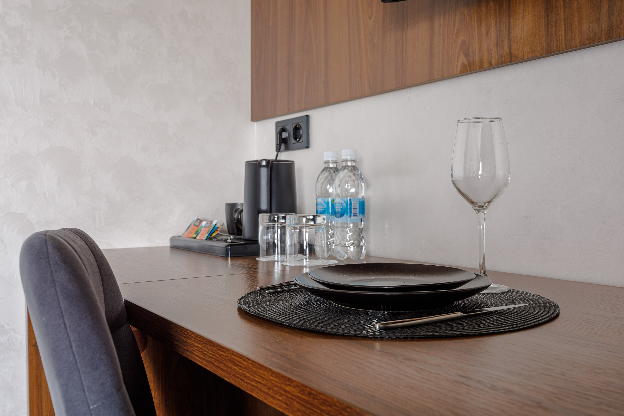 Гостиница расположена в удобном районе с быстрым доступом к основным достопримечательностям и деловым центрам. Мы предлагаем круглосуточное обслуживание и внимательный персонал, который сделает ваше пребывание максимально комфортным.