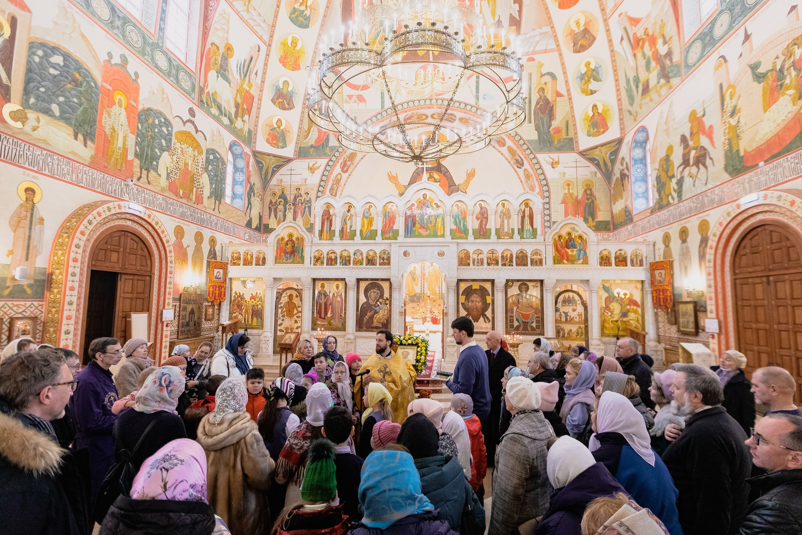 Праздничное богослужение Святителю Николаю 19 декабря. Интерьерный фотограф в Москве Роман Потапов