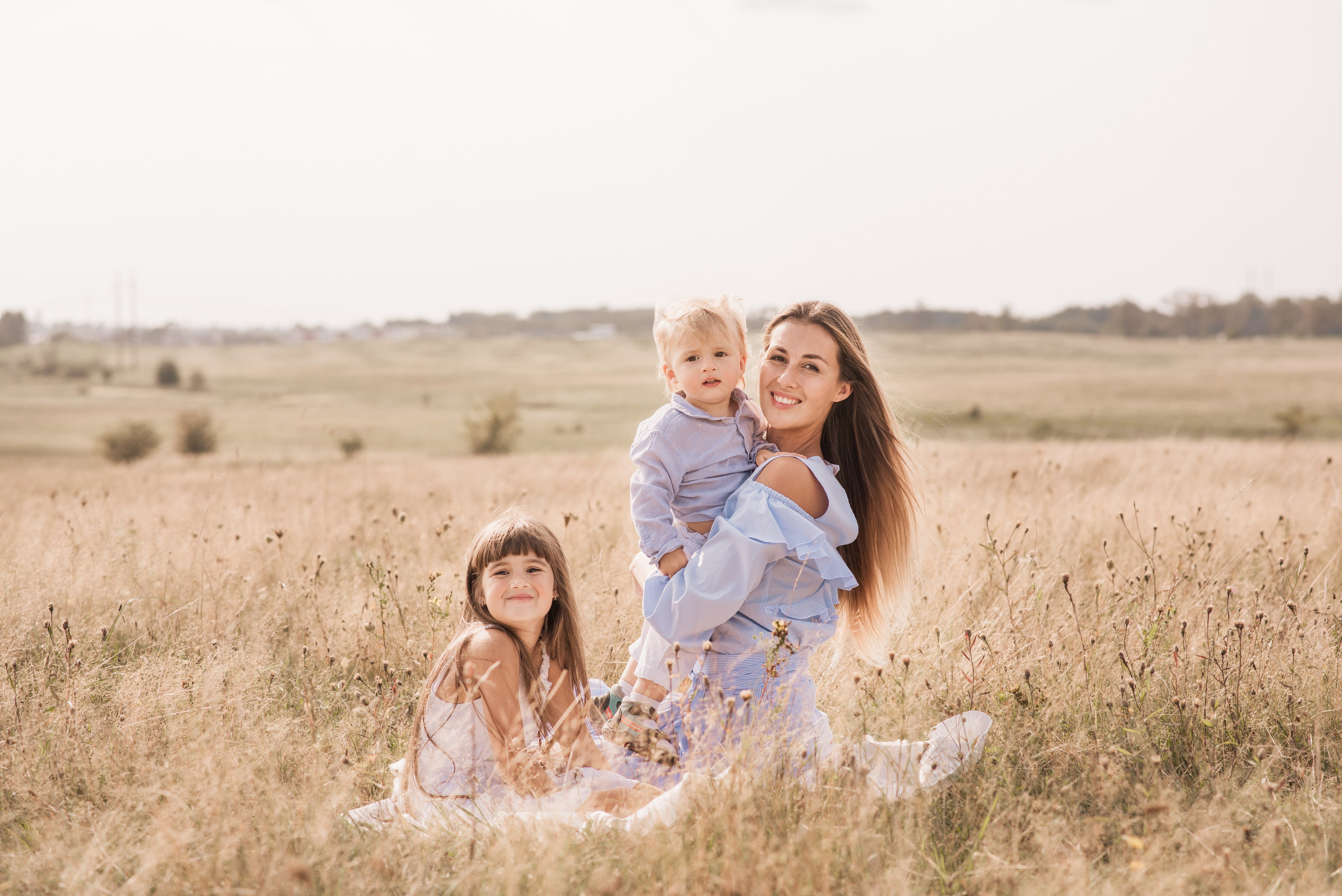 Entdecken Sie eine professionelle Familienfotoserie im Freien. Natürliche Posen, warme Farben und authentische Momente für moderne Familienfotografie.