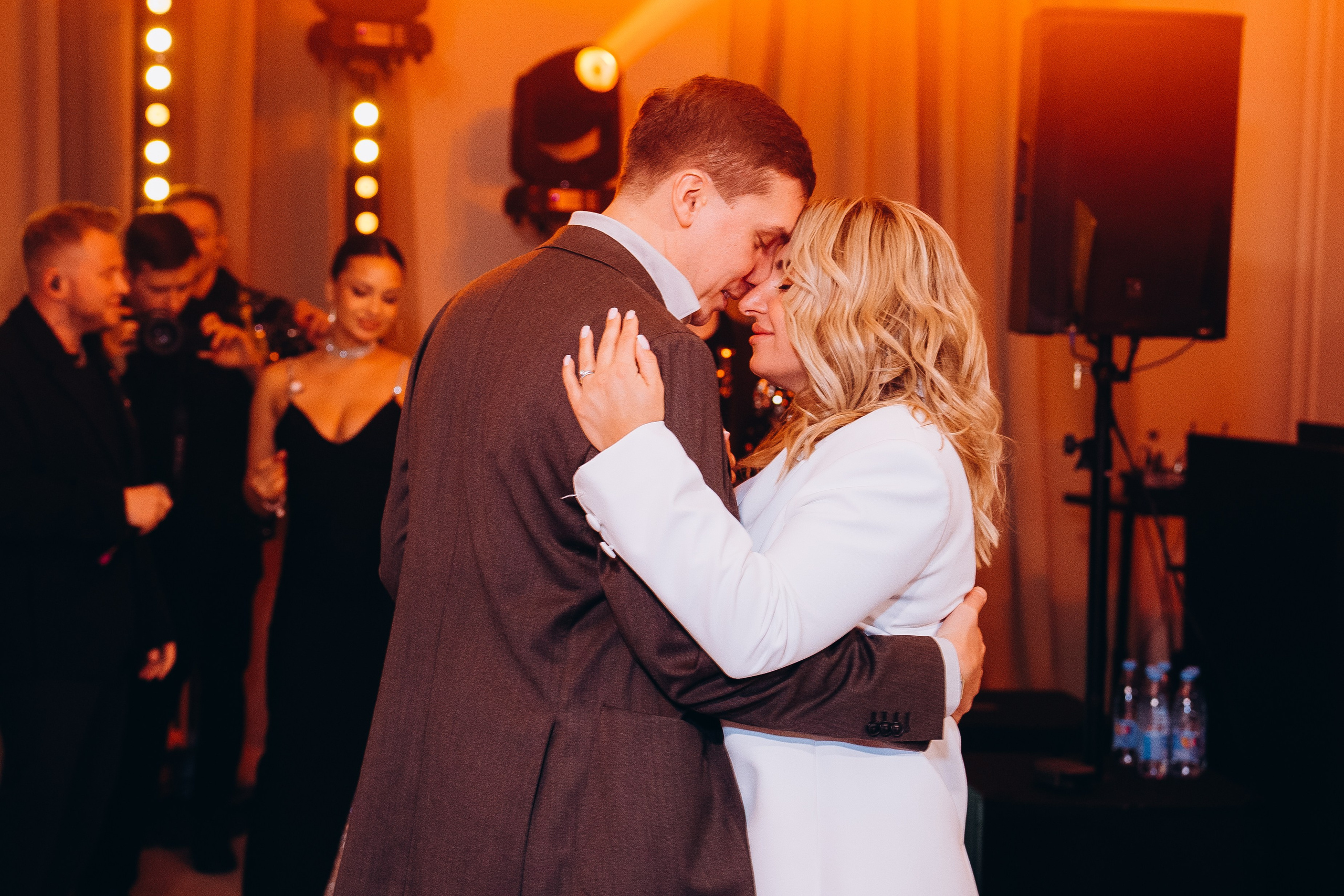 Веселые гости танцуют на свадебном банкете — репортажная съемка свадебных мероприятий в Москве с живыми эмоциями.