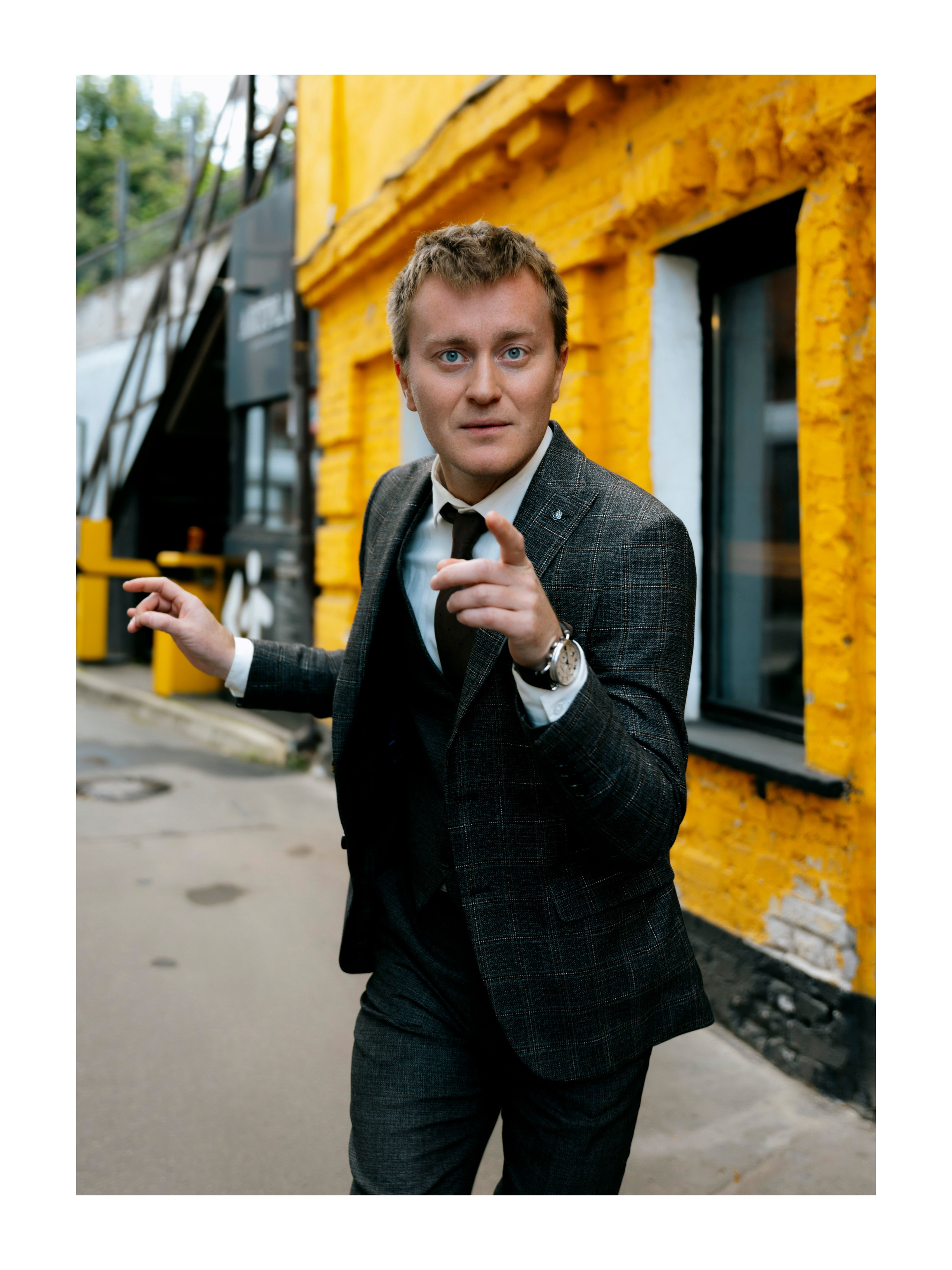 мужчина с большими глазами идёт на камеру