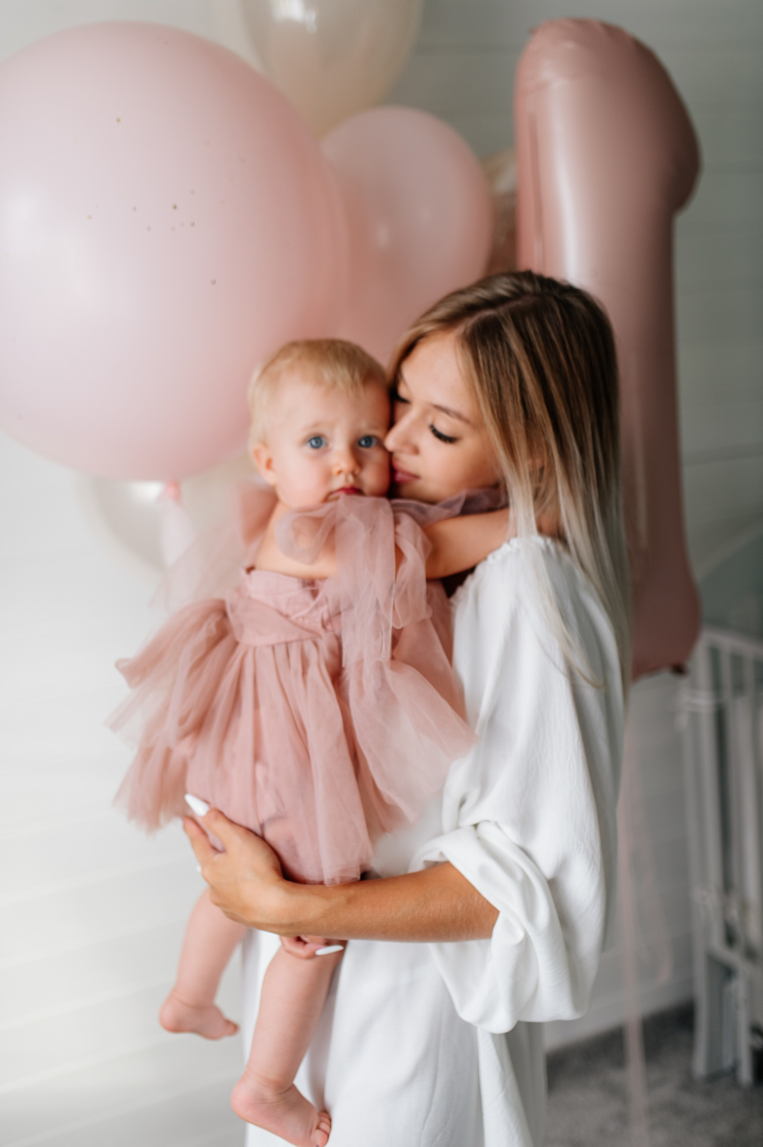 Годовасие Алисы дома. Семьи