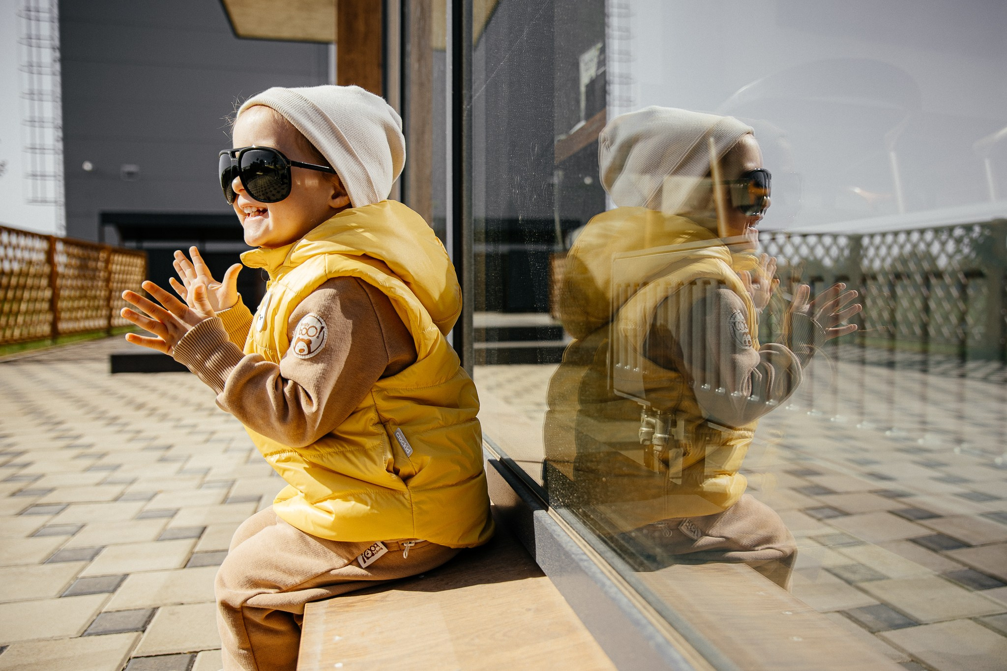 Ева в желтой куртке: Идеи для фотосессии на разных фонах. Семейный и свадебный фотограф Ростове-на-Дону