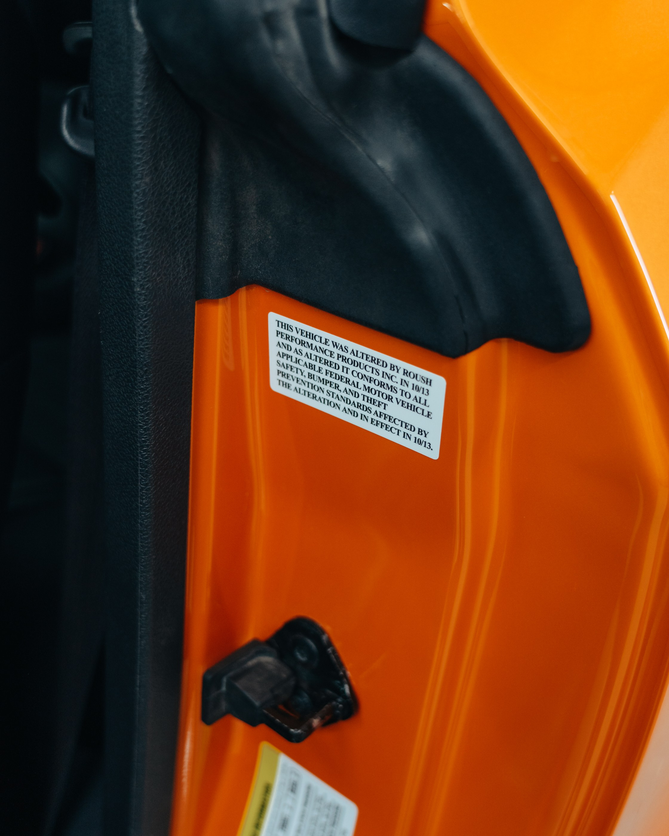 Ford Mustang Roush оранжевый окрас кузова и выкрас полос. DeLorein