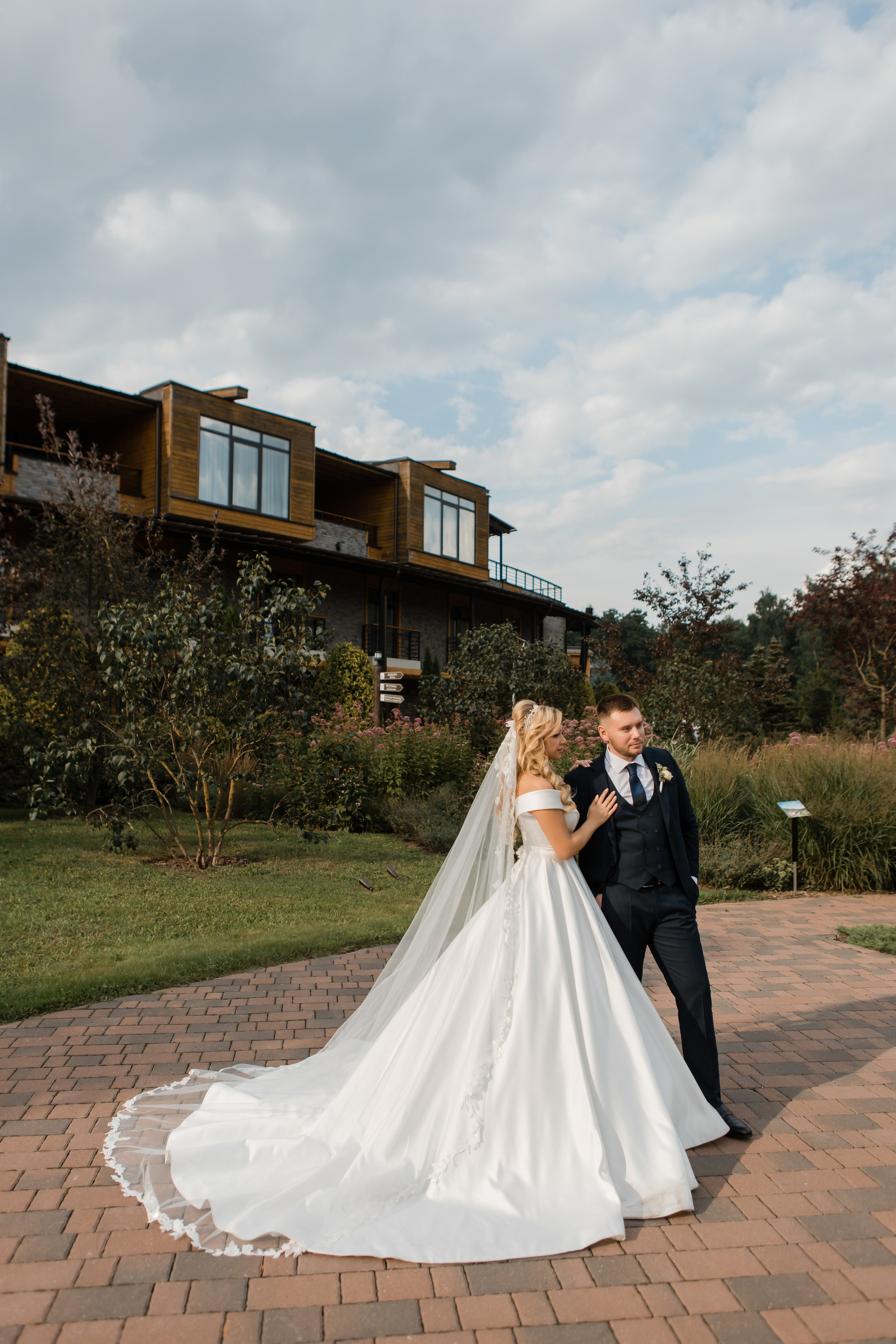 Юрий и Кристина. Видеосъемка и фотосъемка свадеб. Фотограф и оператор на свадьбу. Видеосъемка подкастов, собственная видео-фотостудии. Предметная фотосъемка