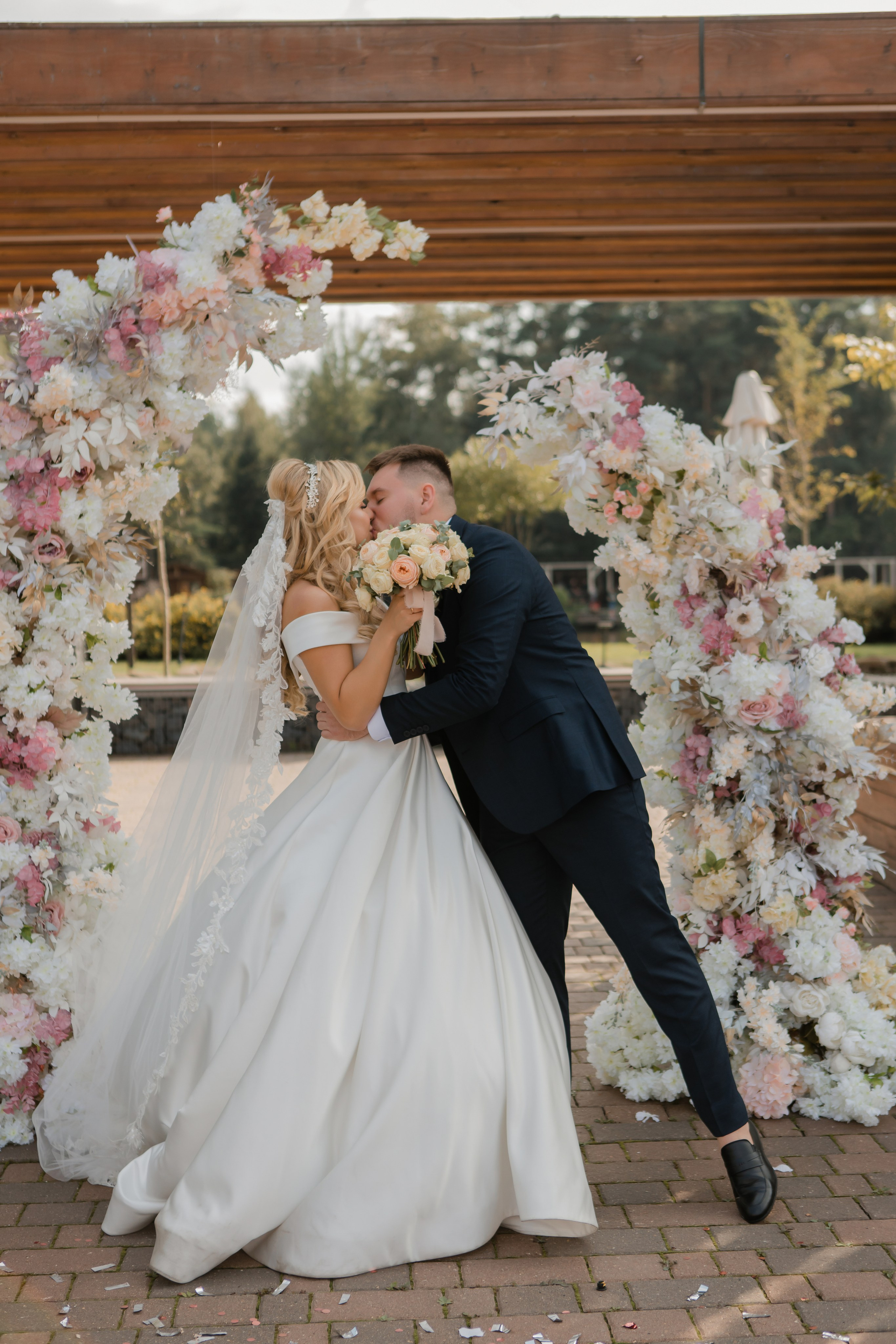 Юрий и Кристина. Видеосъемка и фотосъемка свадеб. Фотограф и оператор на свадьбу. Видеосъемка подкастов, собственная видео-фотостудии. Предметная фотосъемка