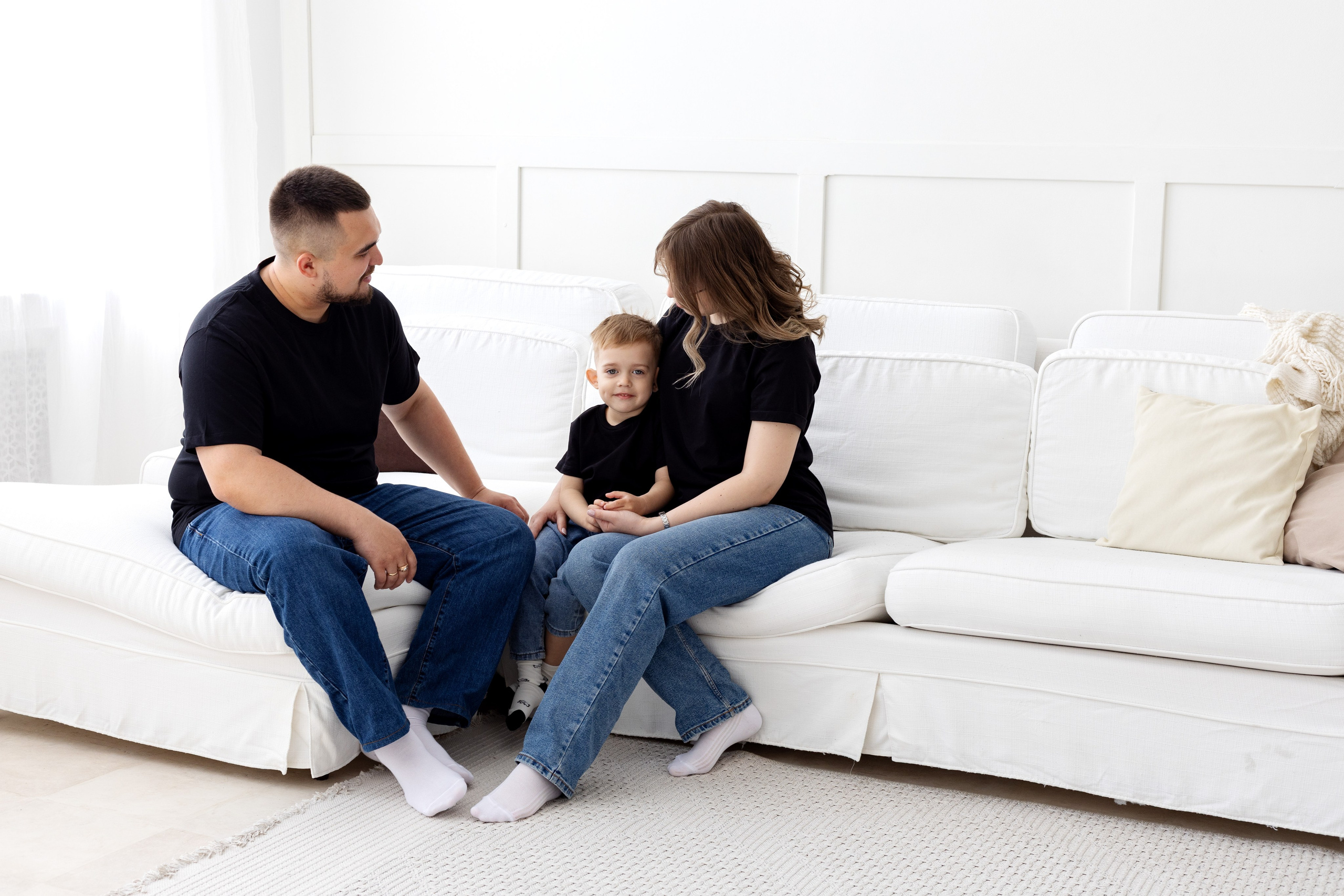 Семейная фотосессия в студии (Михаил, Крестина и Макар). Женский фотограф в Орске Новотроицке Динара Долганова