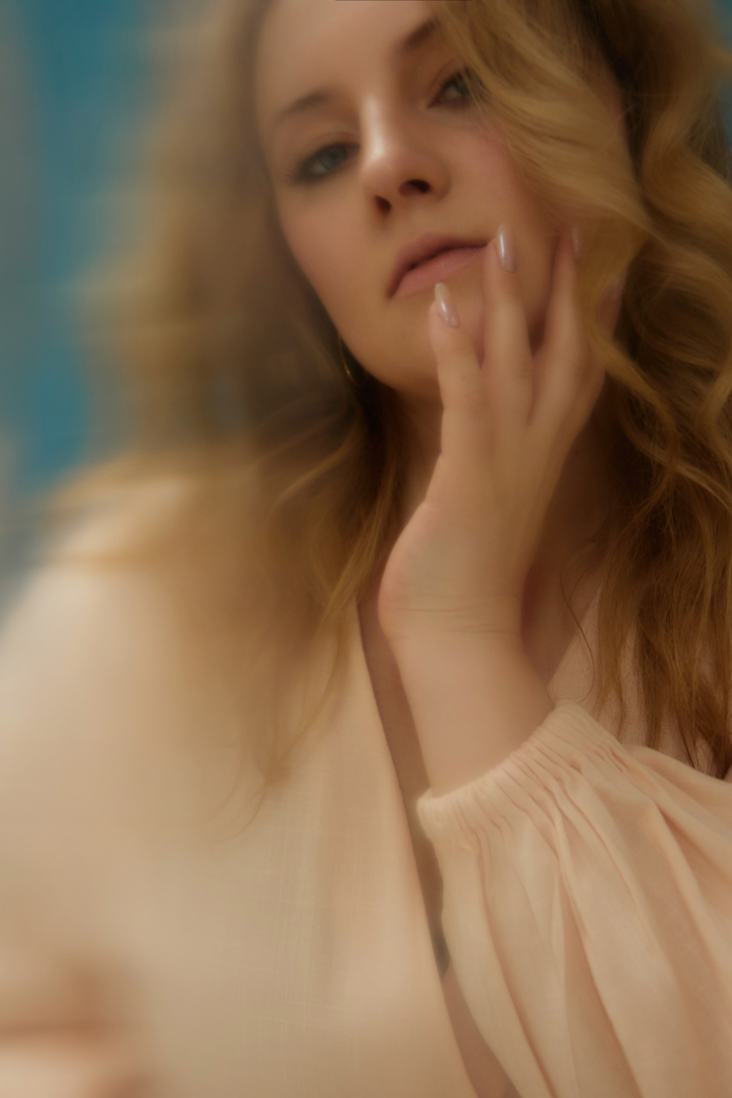 необычная фотосессия в студии, женская портретная фотосессия в Москве, фотосессия в платье