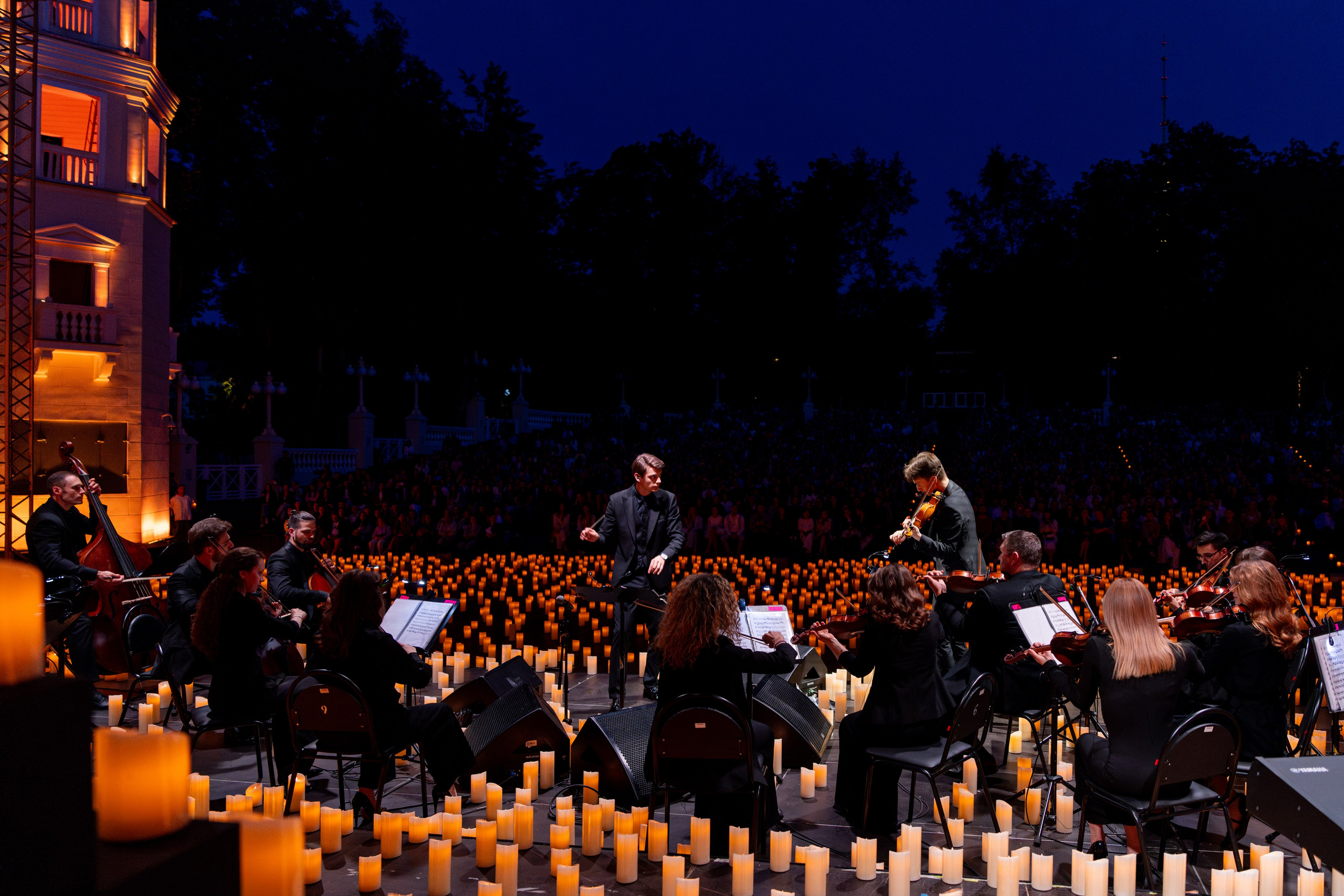Симфонический оркестр Lumisfera при свечах. Фотограф Никита Комаров