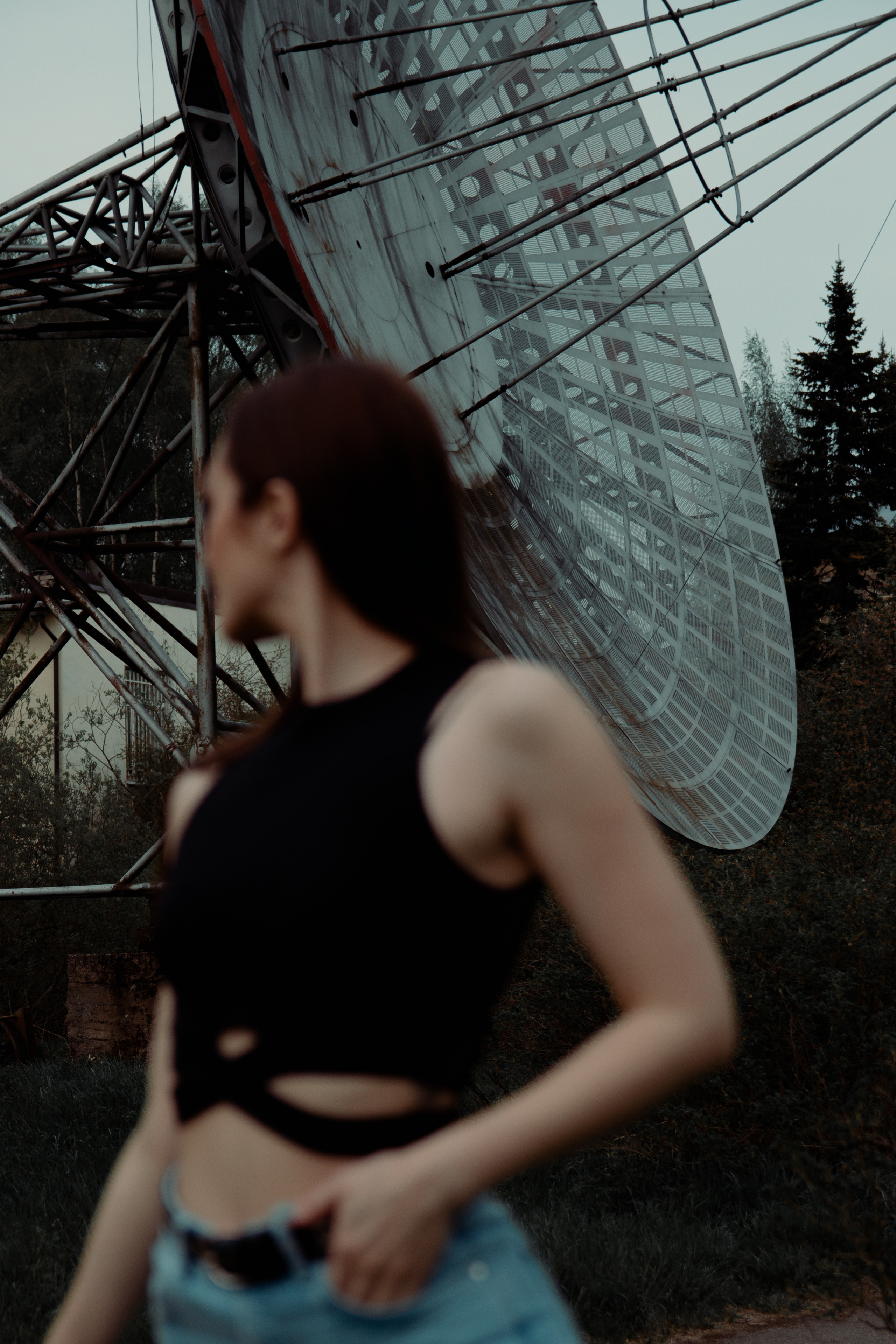 Размытая фигура девушки на фоне обсерватории