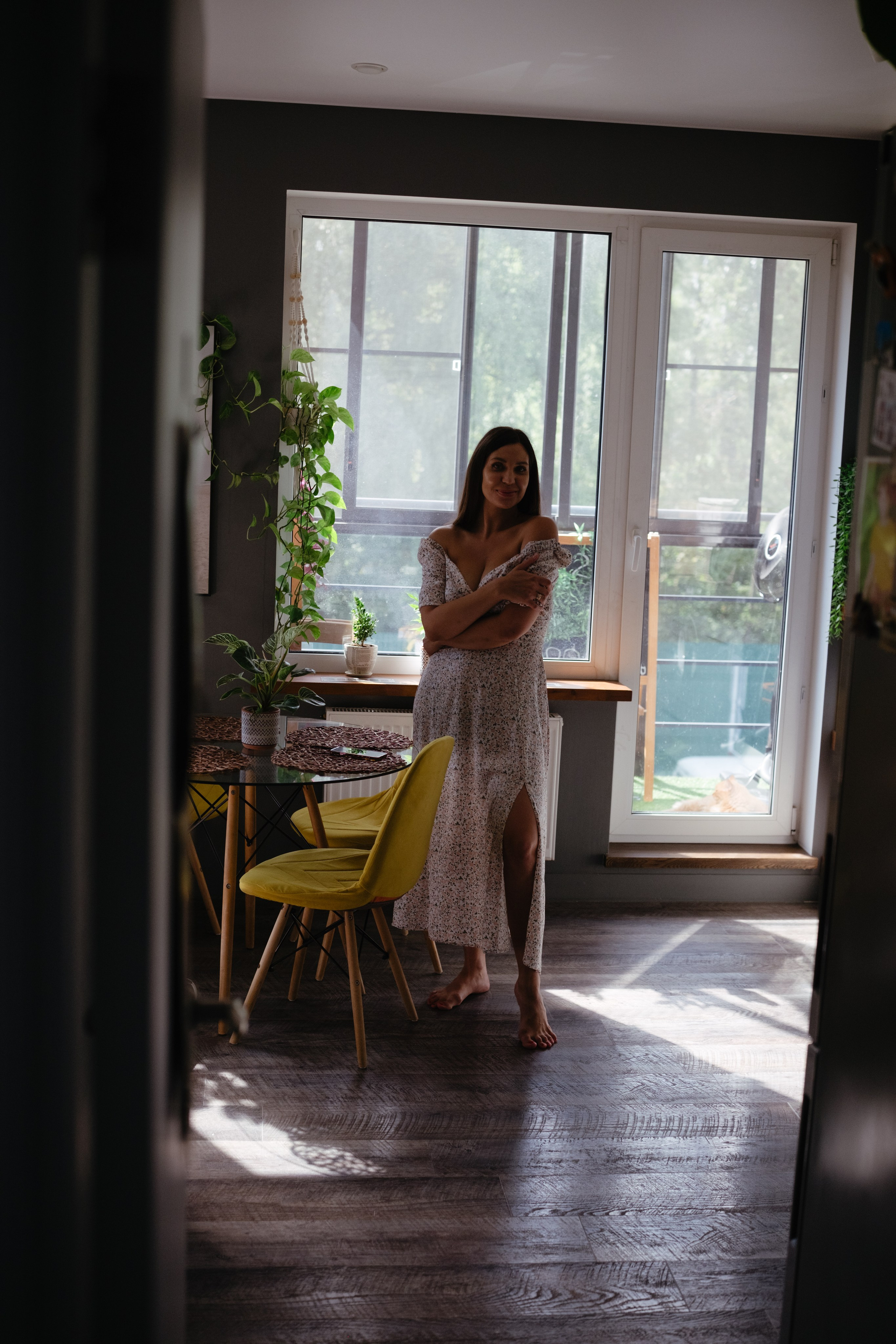 Алиса дома с мамой, братом и котом. Семейный детский ньюборн фотограф в Москве Марта Петрова