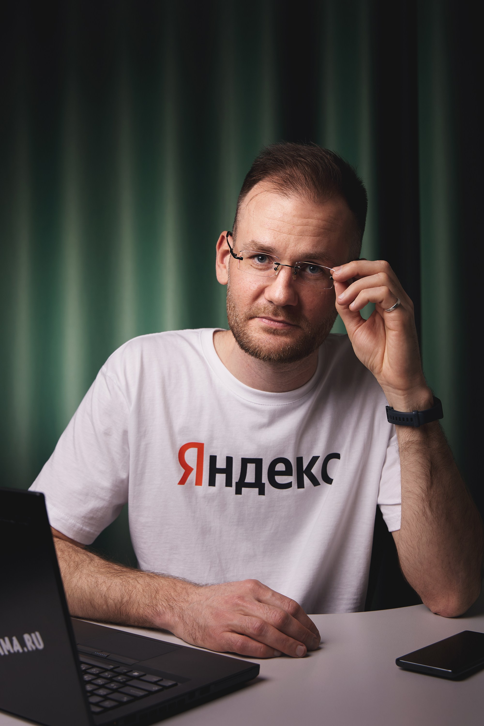 Сделать фото в деловом стиле Зеленограде, бизнес портрет, деловой портрет, фото для резюме. Фото на документы в Зеленограде. Фото на паспорт. Портретная фотостудия ЛукБук. Деловой портрет. Семейный портрет. Предметная фотосъемка