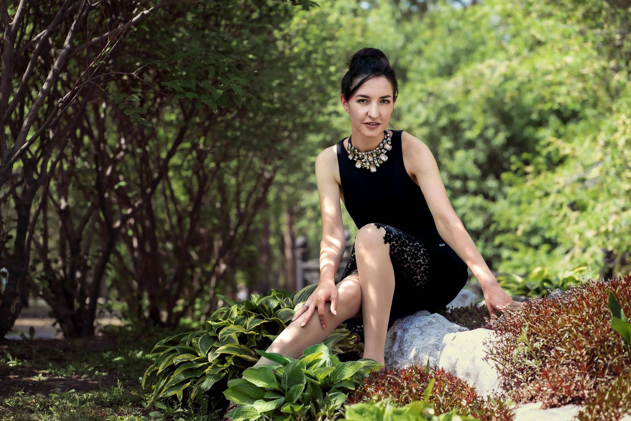 Женский ростовой портрет в городском парке 