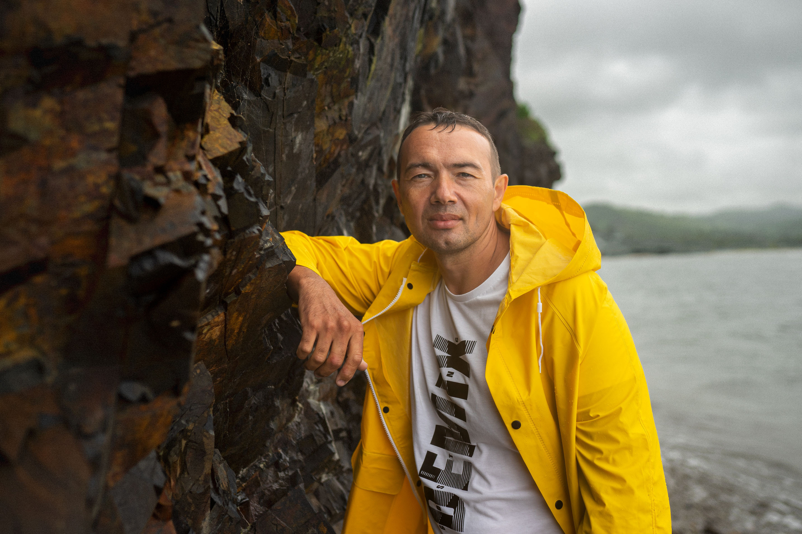 Мужской портрет на побережье моря