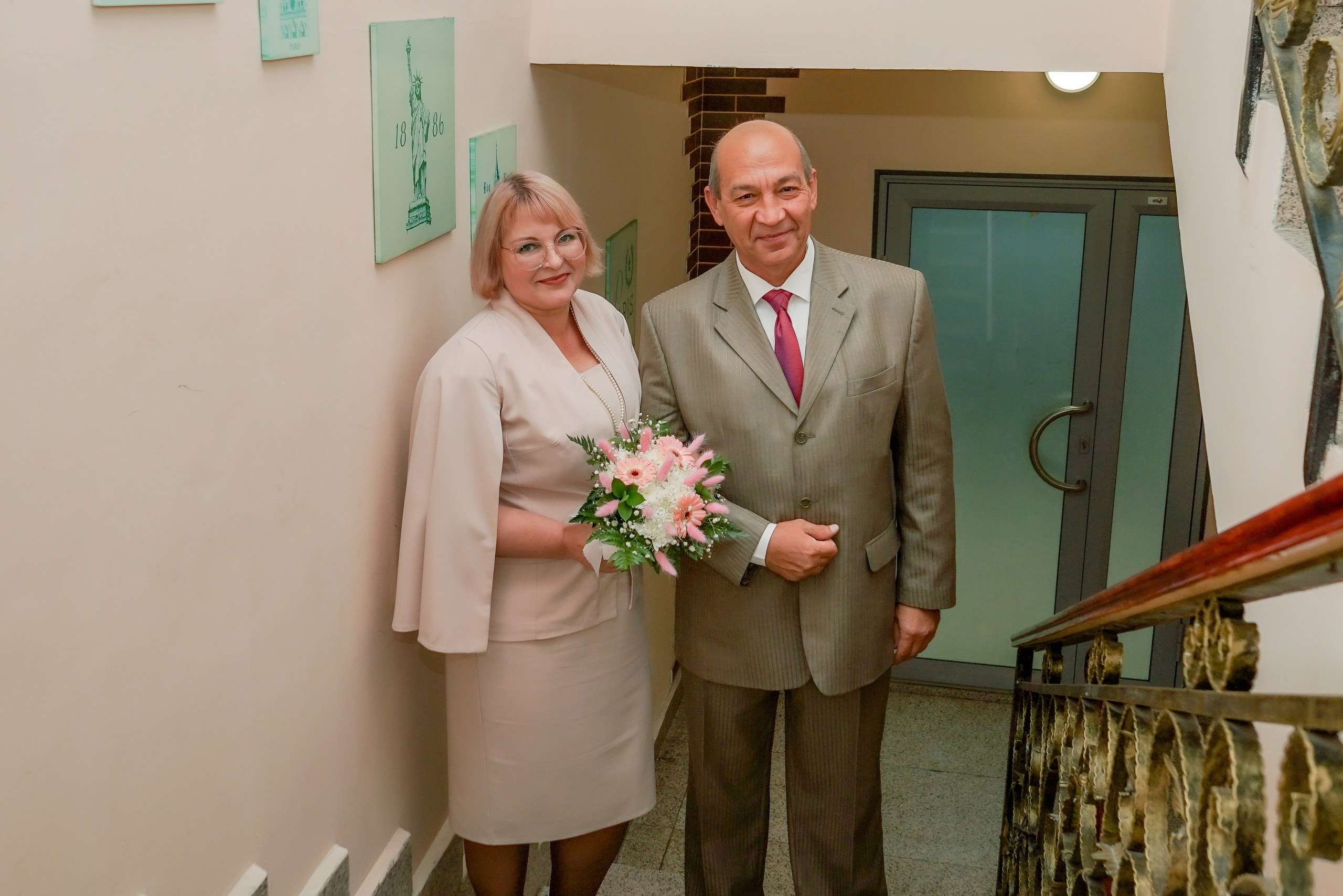 Портрет мужчины и женщины на лестничном пролёте