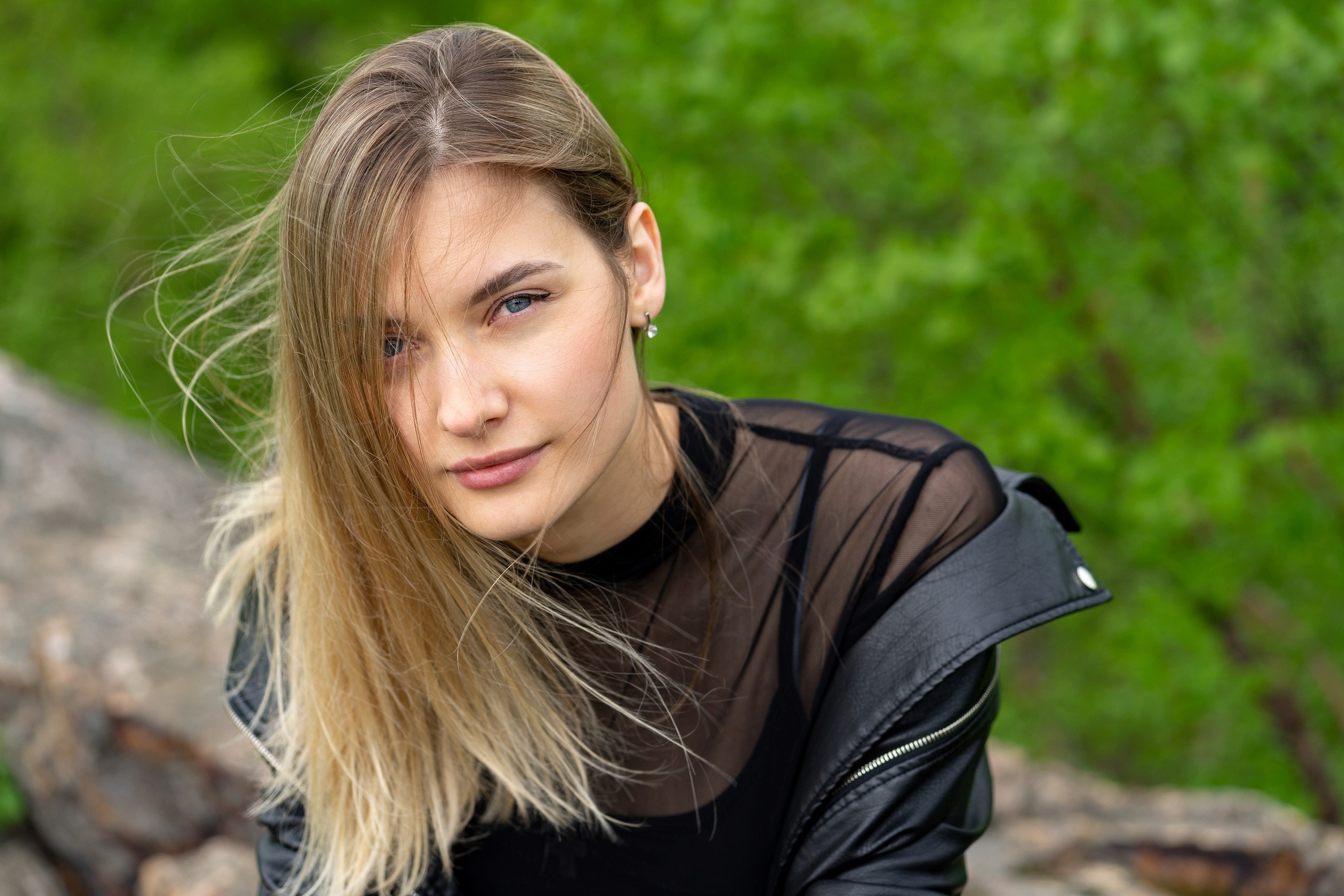 Красивая девушка на вершине сопки