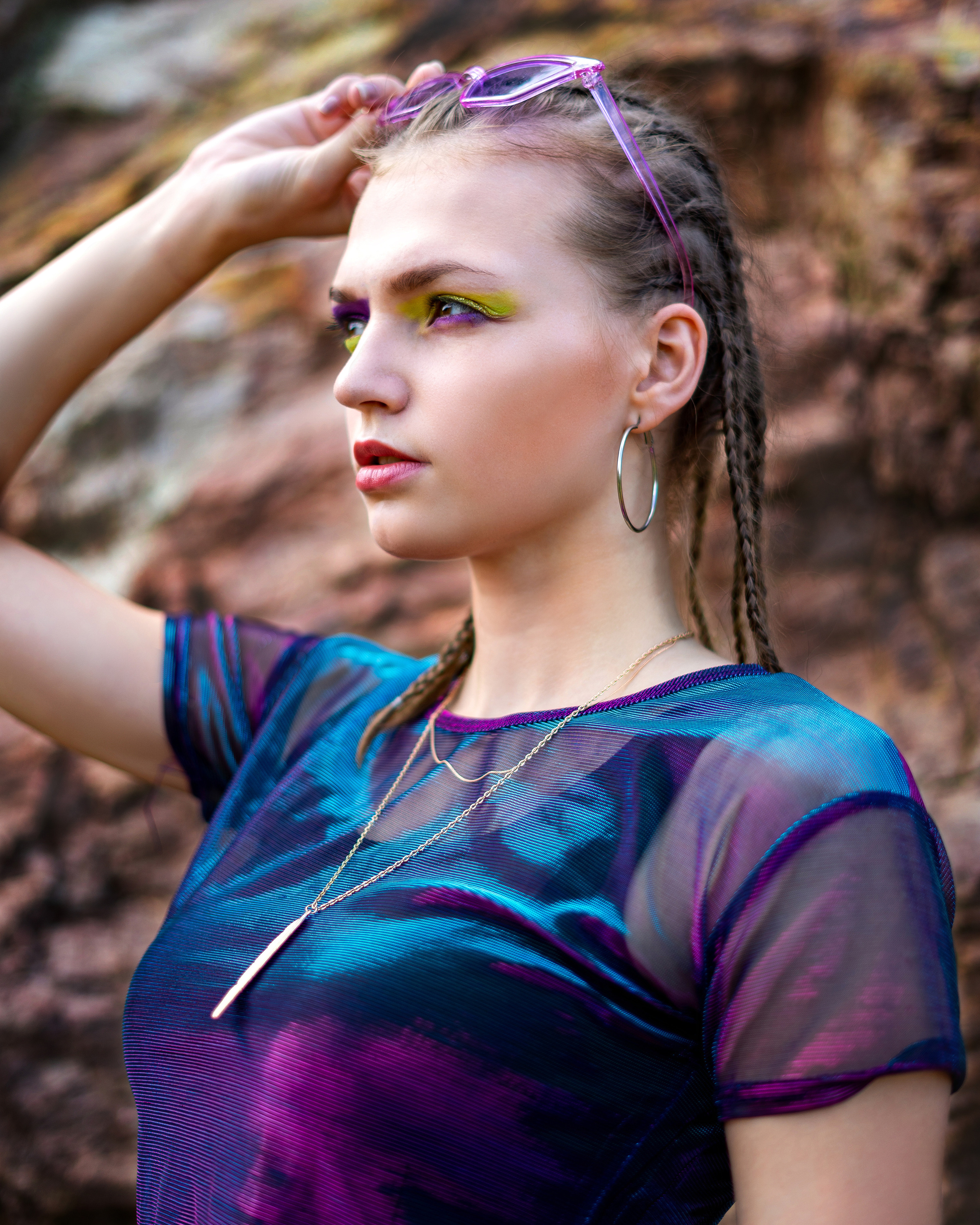 девушка в яркой футболке на фоне скалы