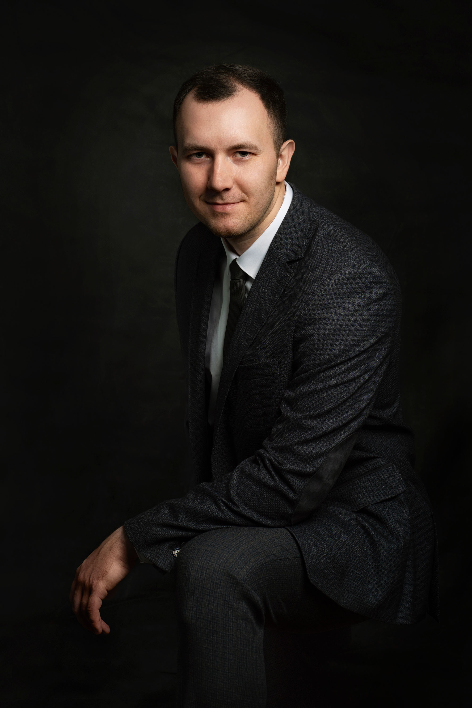 Мужской студийный портрет в деловом стиле