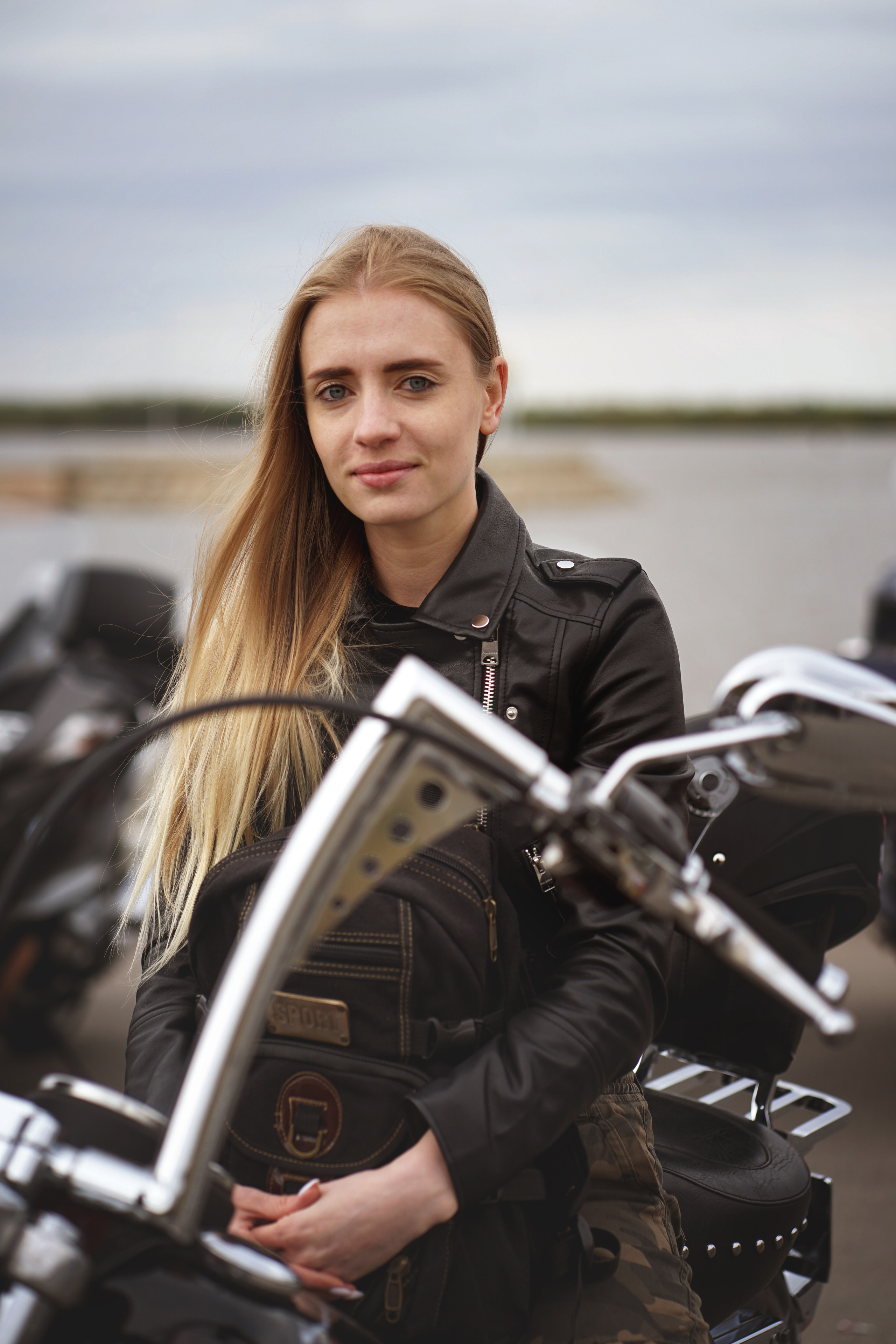 девушка на мотоцикле
