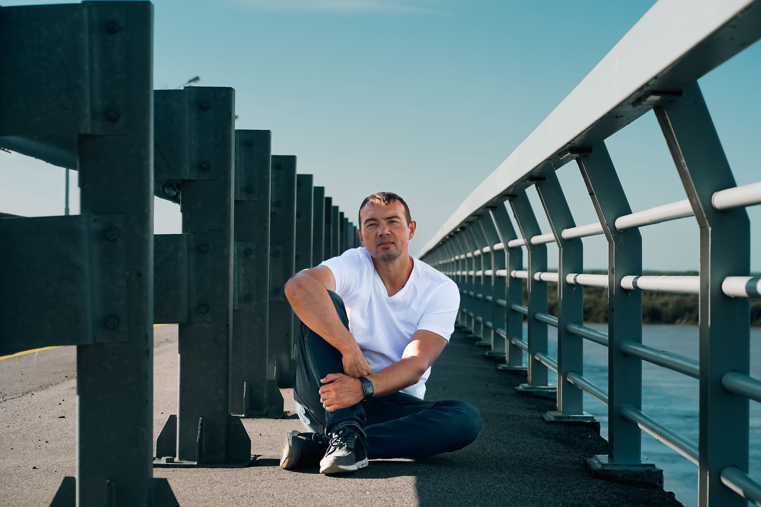 Мужской портрет на мосту