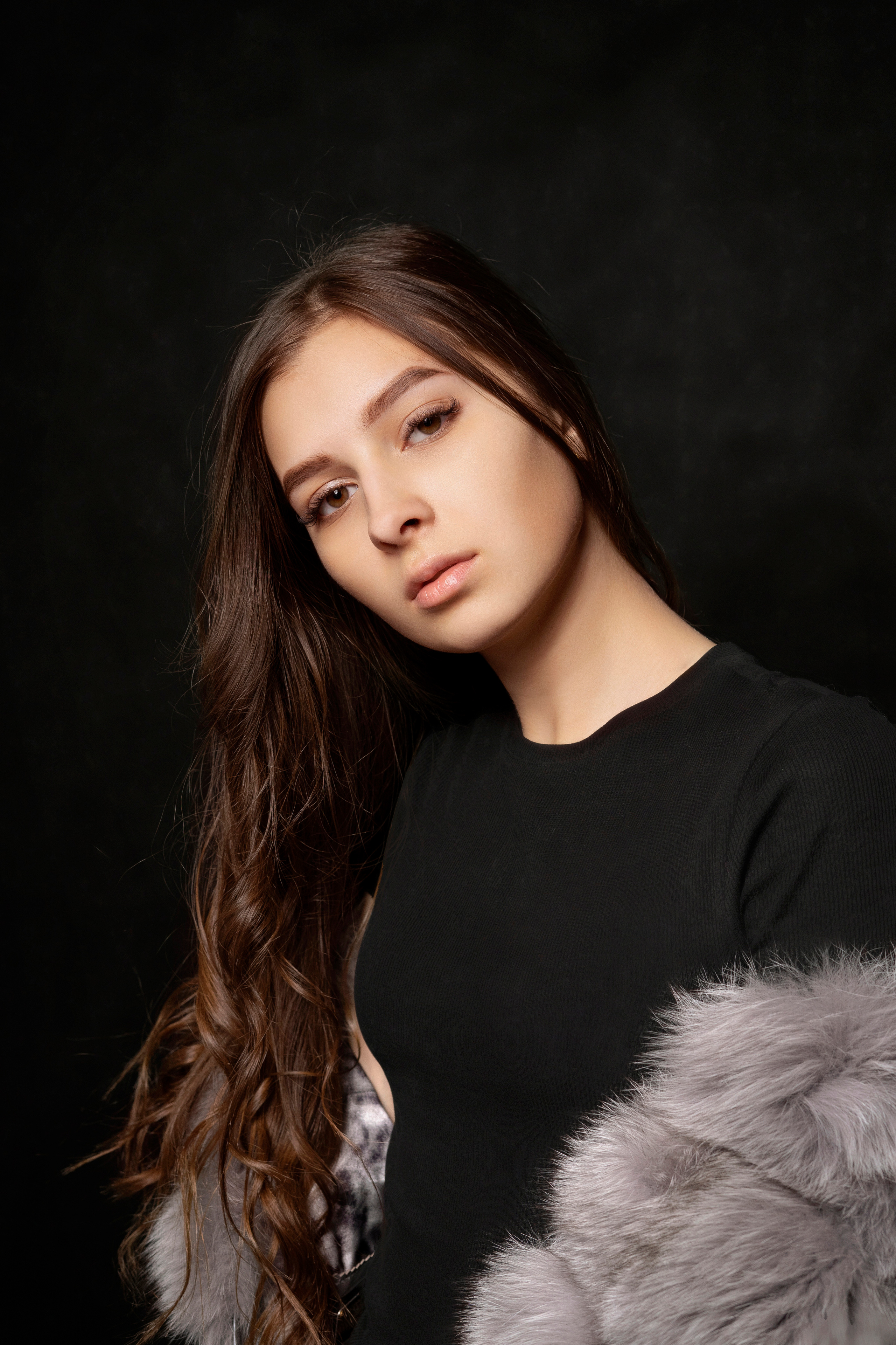 Усиленный светотеневой рисунок в женском портрете