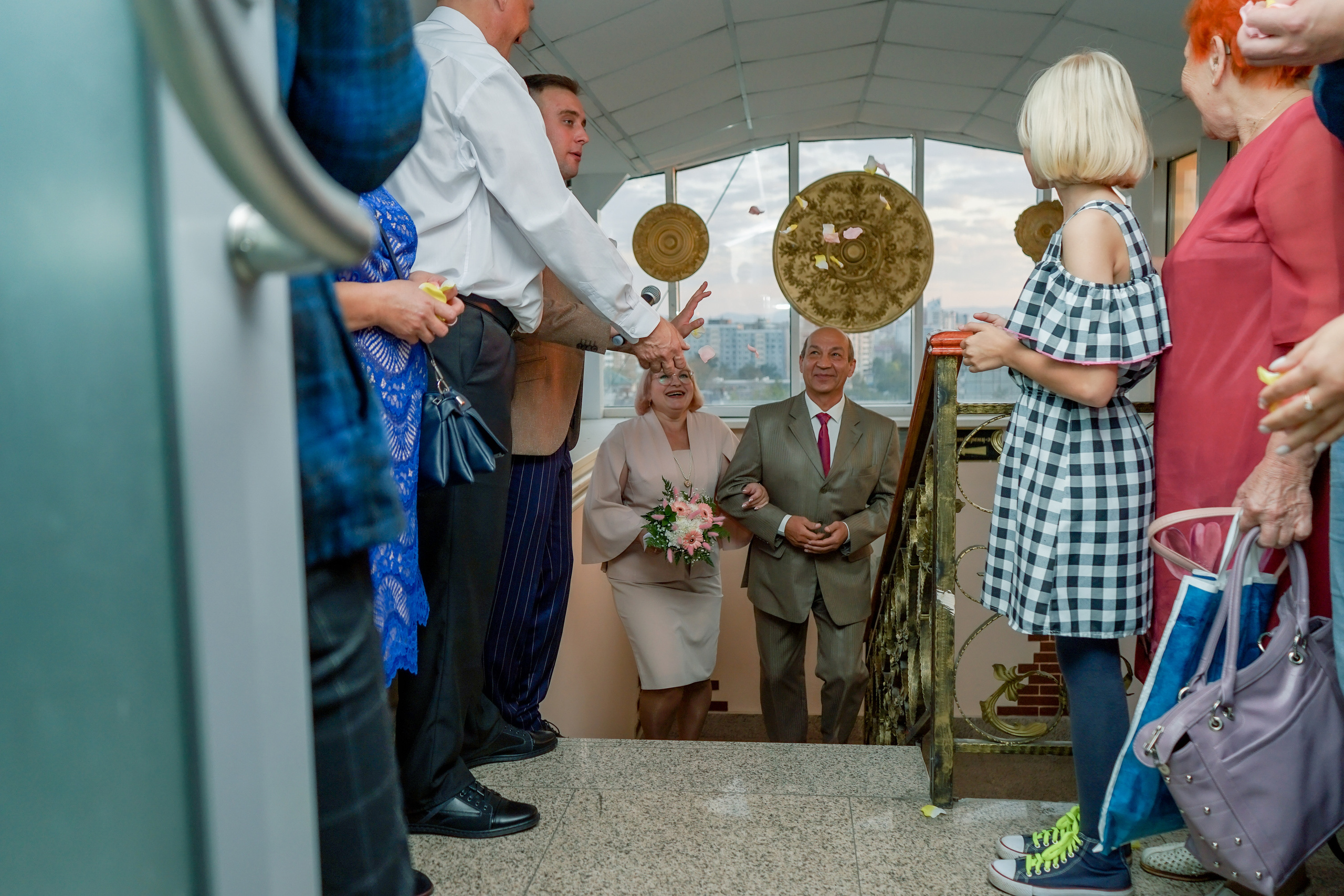 Встреча молодожёнов на лестнице