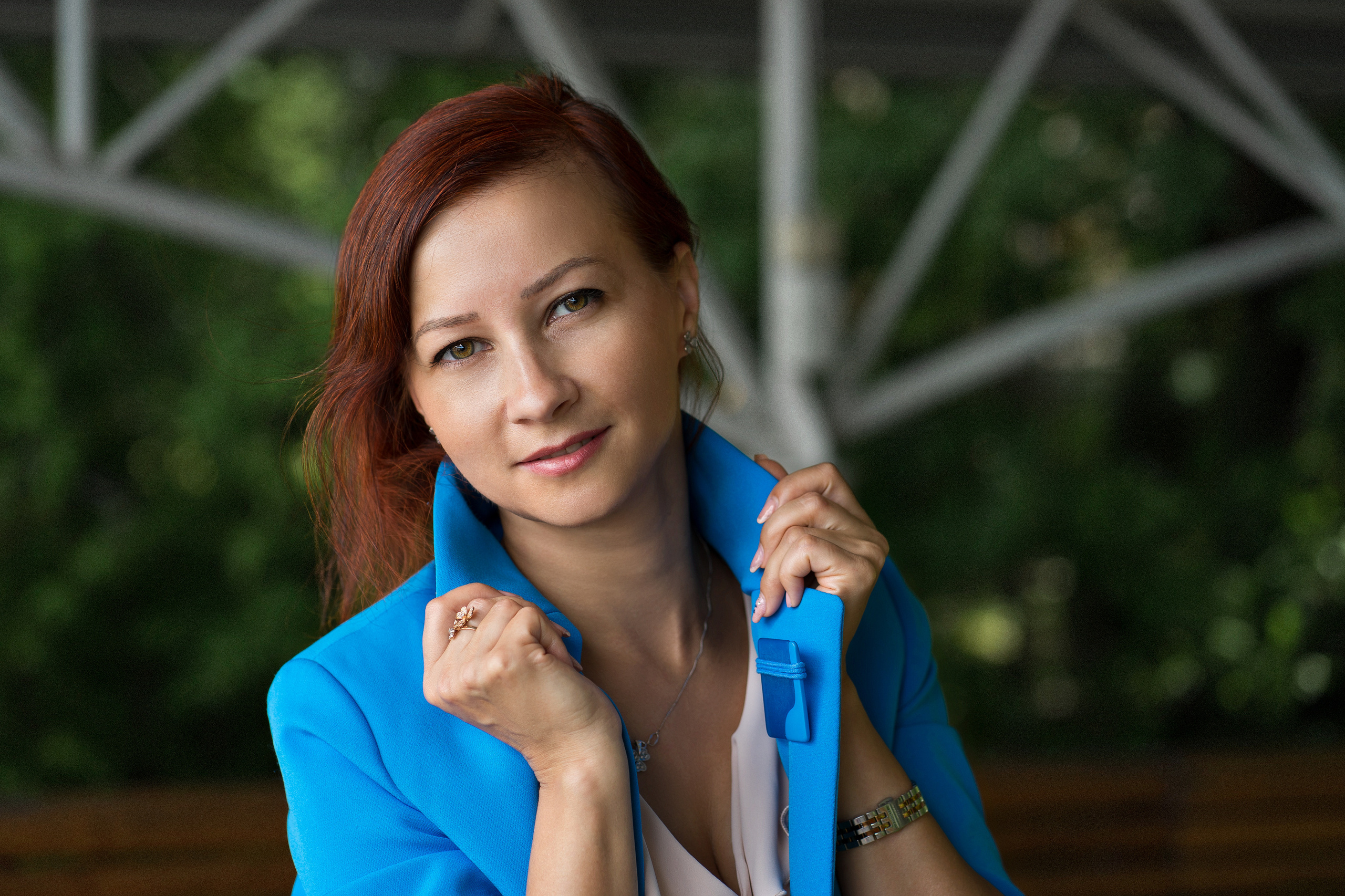 Портрет женщины в ярко голубом пиджаке 