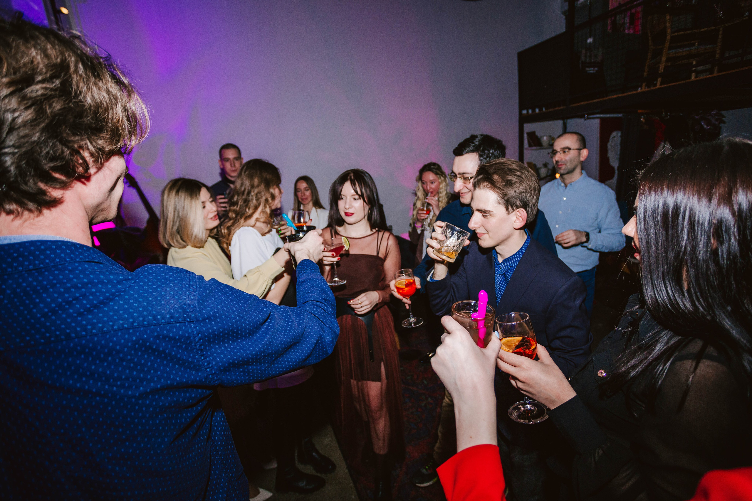 МЕНЯ ПОВСЮДУ ОКРУЖАЕШЬ ТЫ