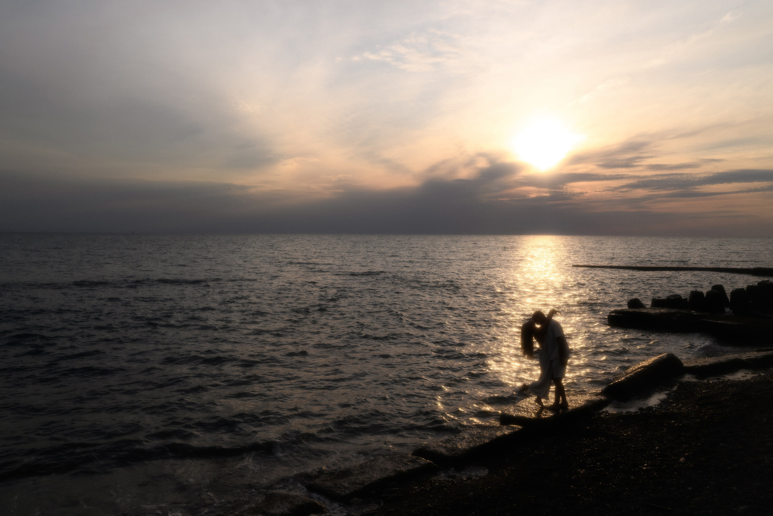 Фотограф в Сочи создает уникальные Love Story кадры, где каждый снимок передает вашу любовь на фоне красивого моря