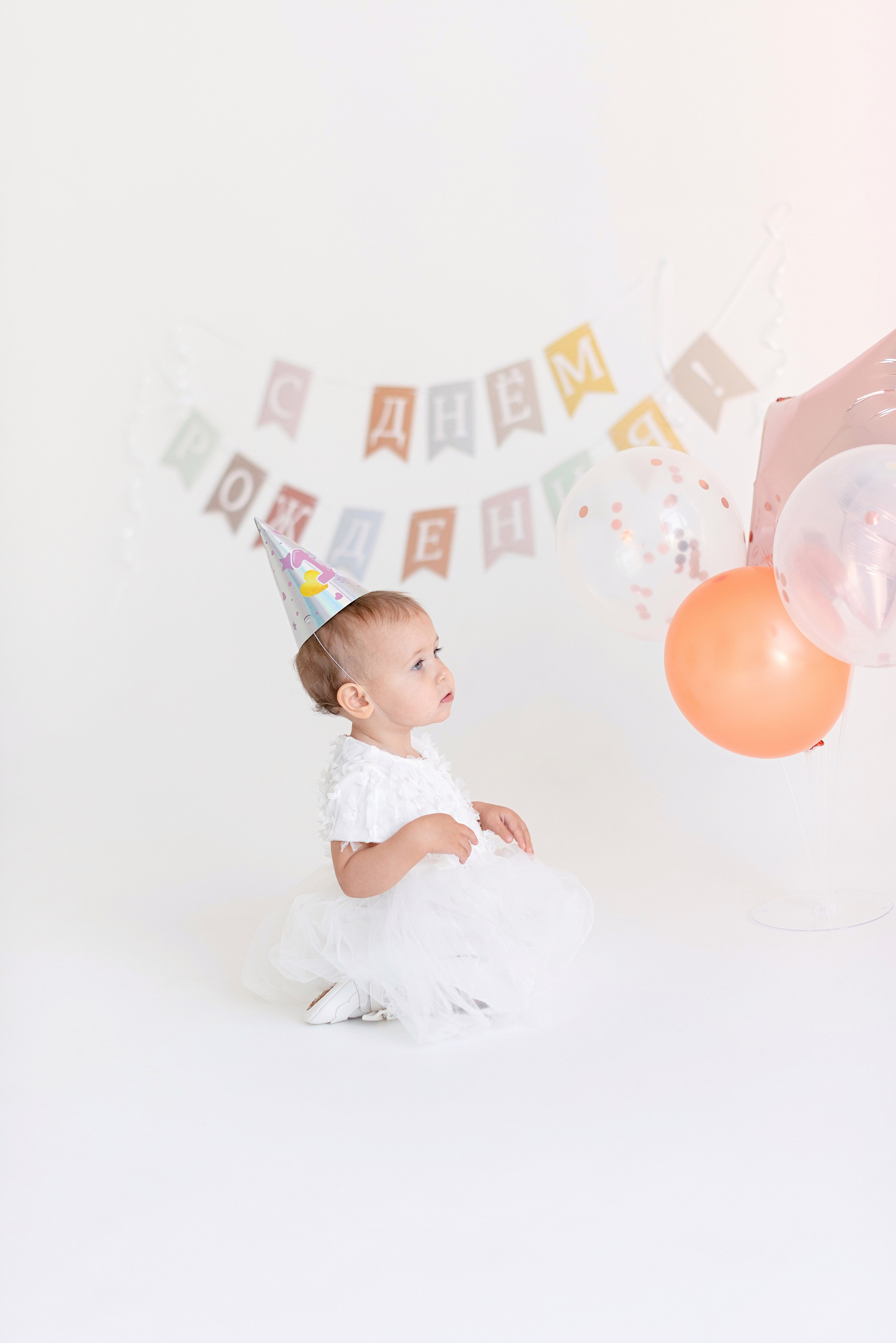 Фотосессия дня рождения малыша в студии, торт, воздушные шары, мыльные пузыри, профессиональный фотограф в Сургуте и Нефтеюганске.